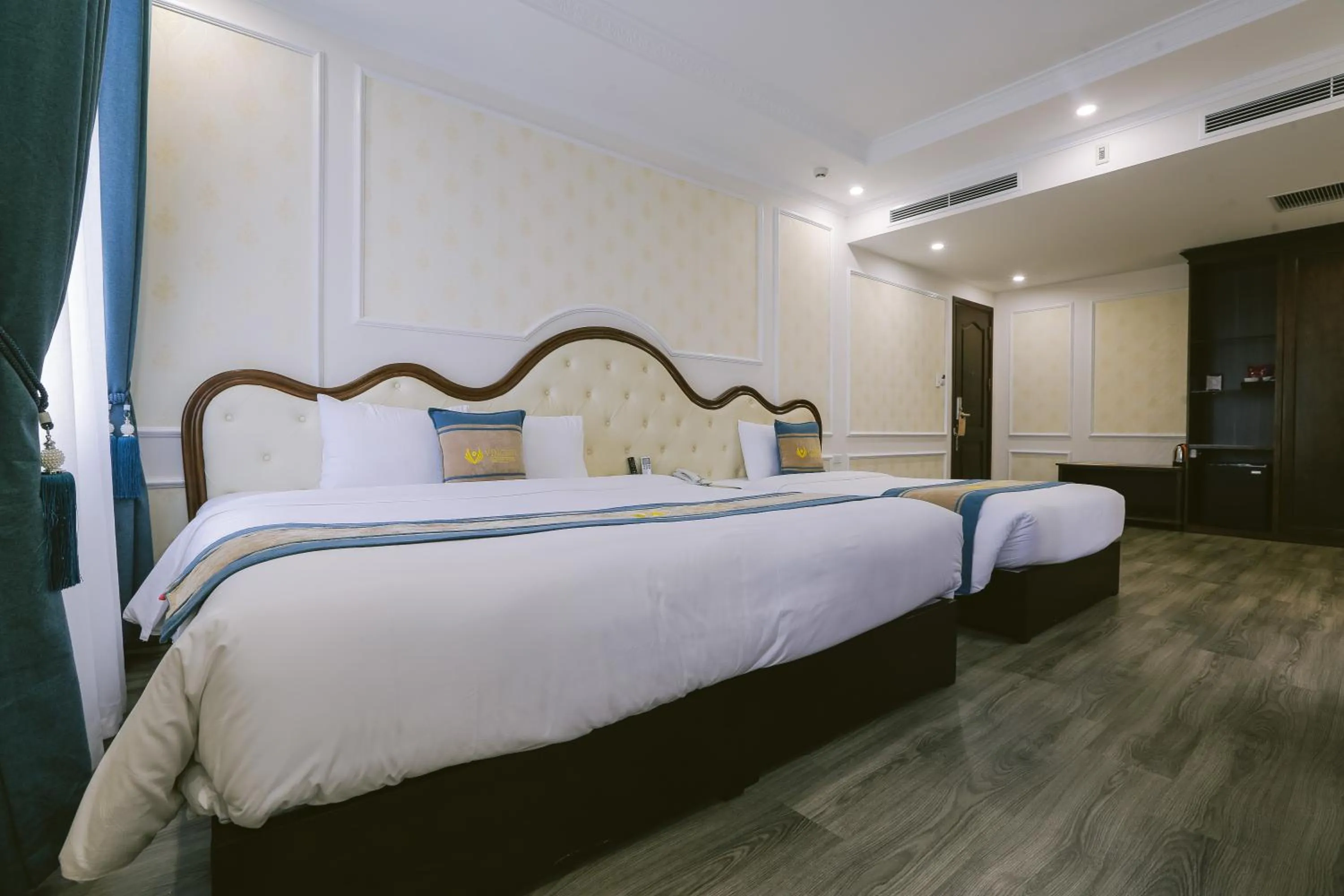 Bed in Vincent Halong Hotel