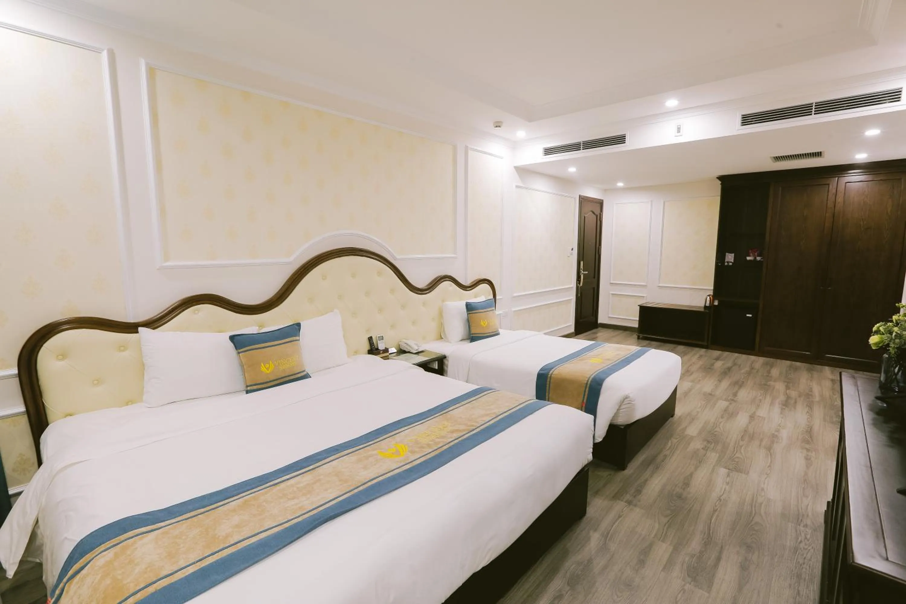 Bed in Vincent Halong Hotel