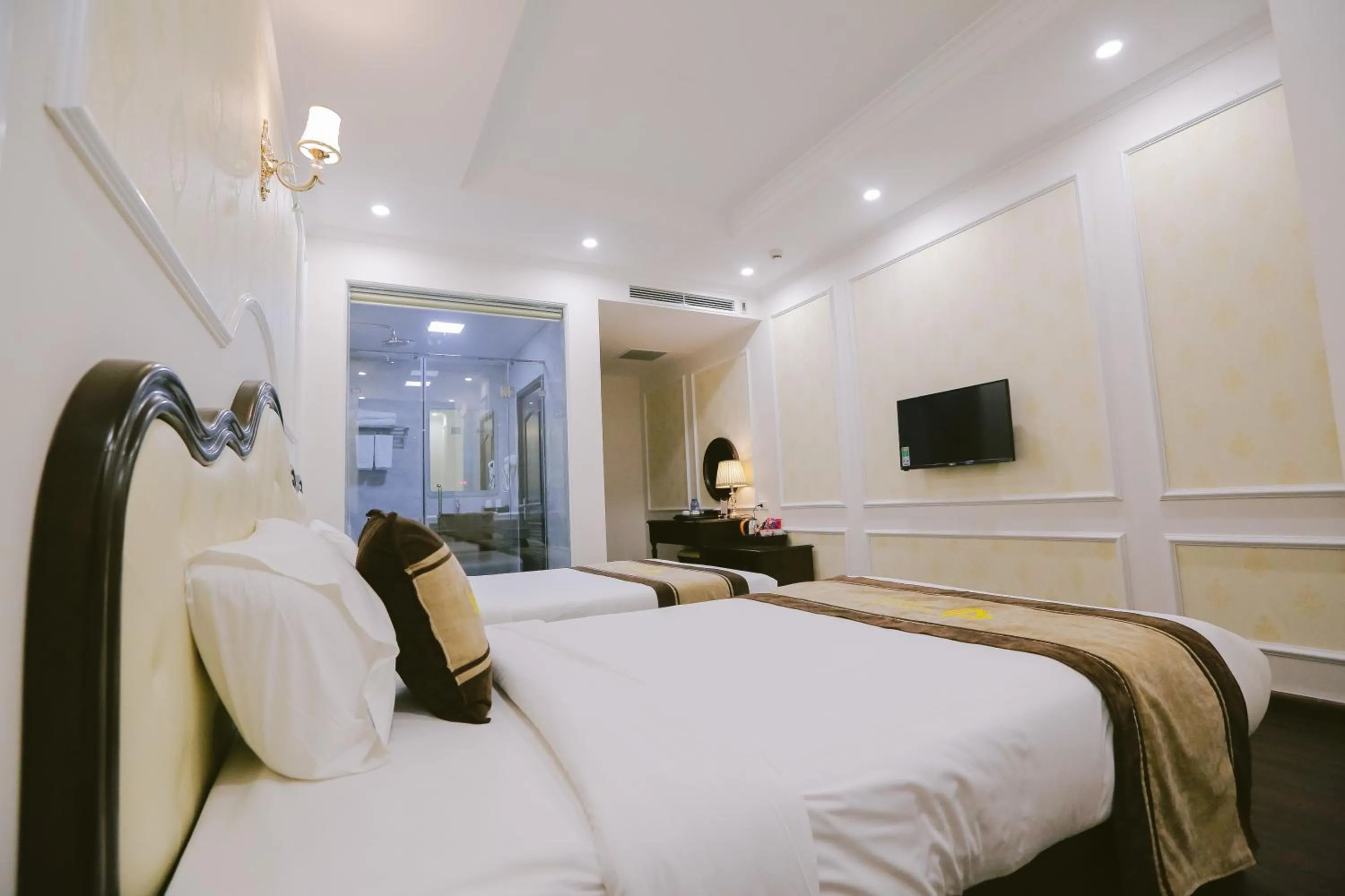 Bed in Vincent Halong Hotel