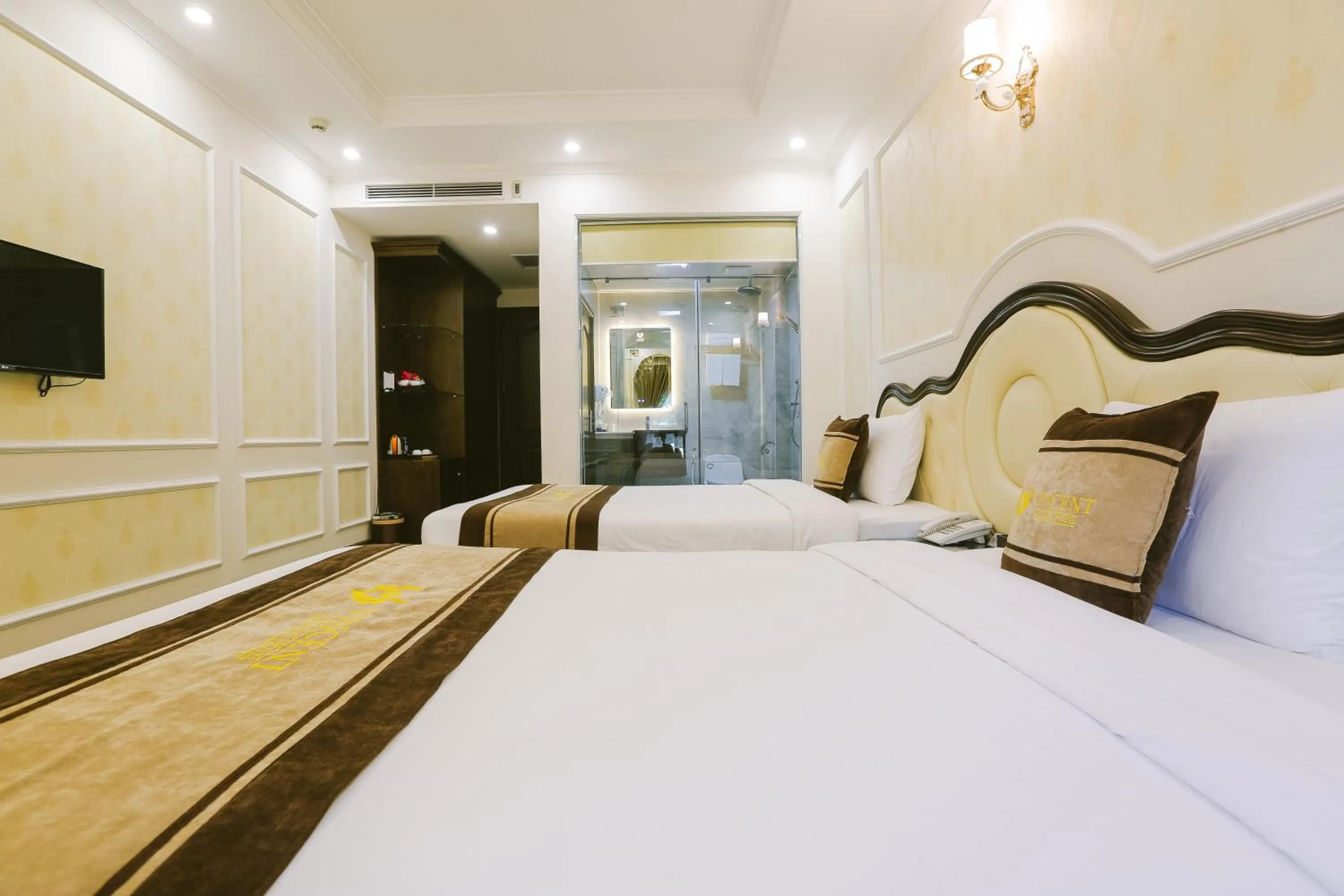 Bed in Vincent Halong Hotel