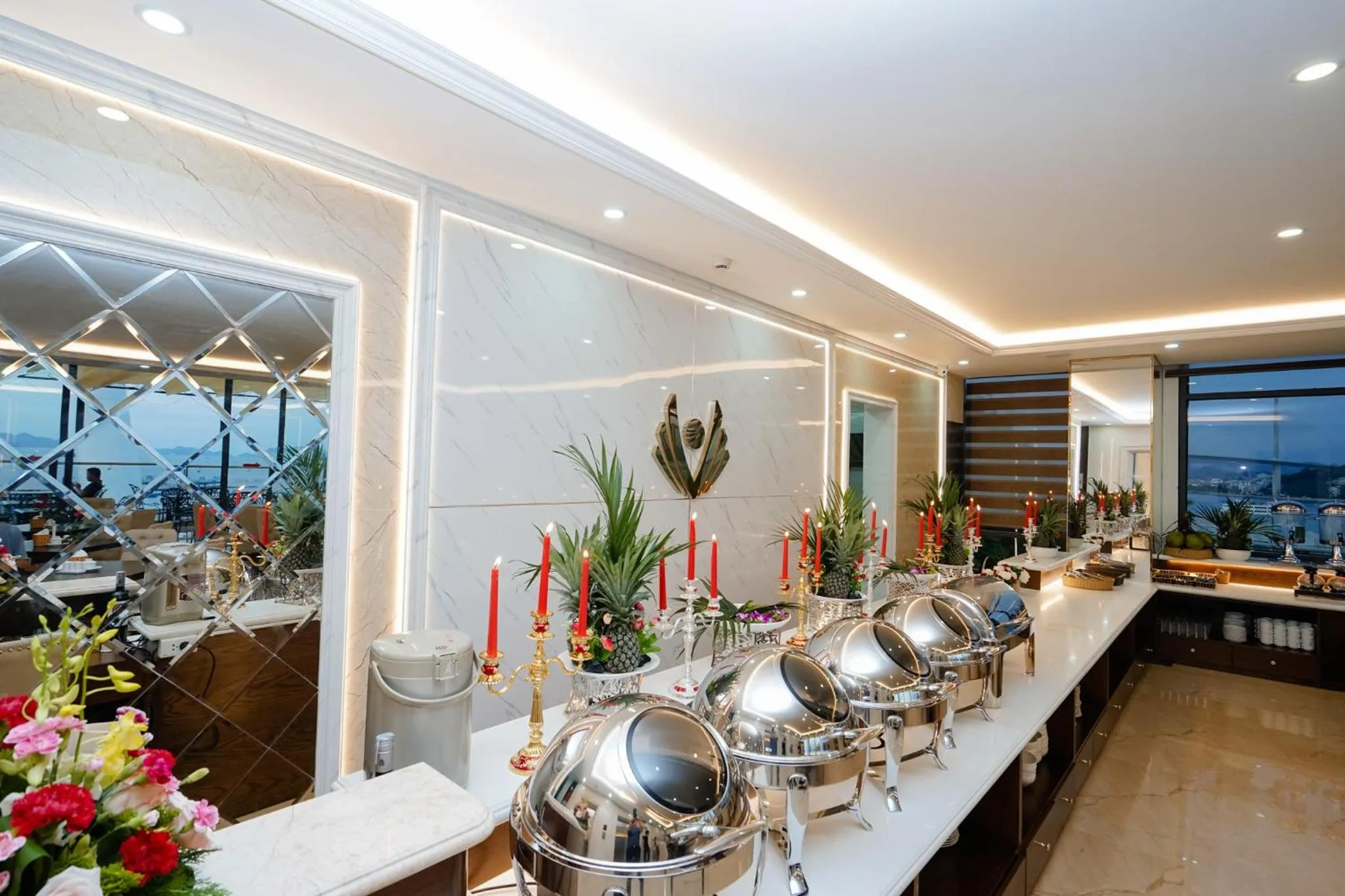 Restaurant/places to eat in Vincent Halong Hotel