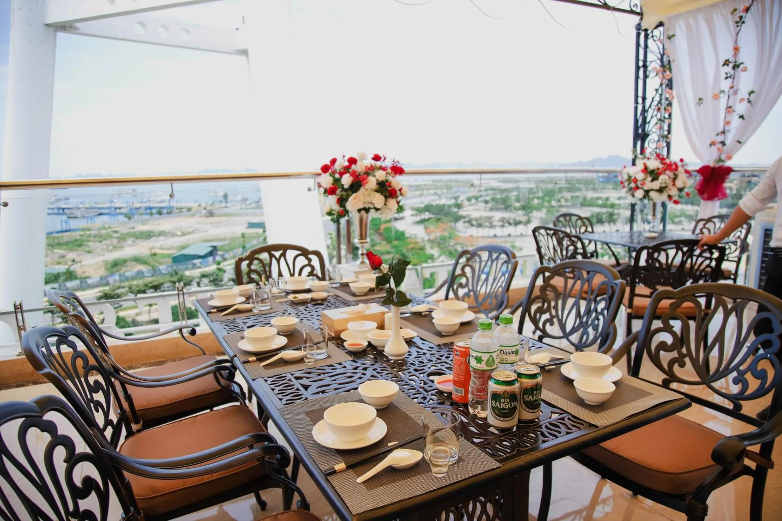 Restaurant/places to eat in Vincent Halong Hotel