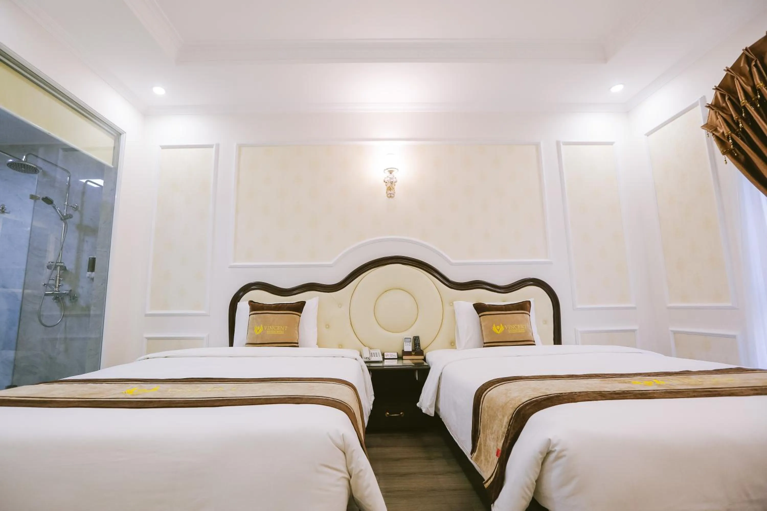 Bed in Vincent Halong Hotel