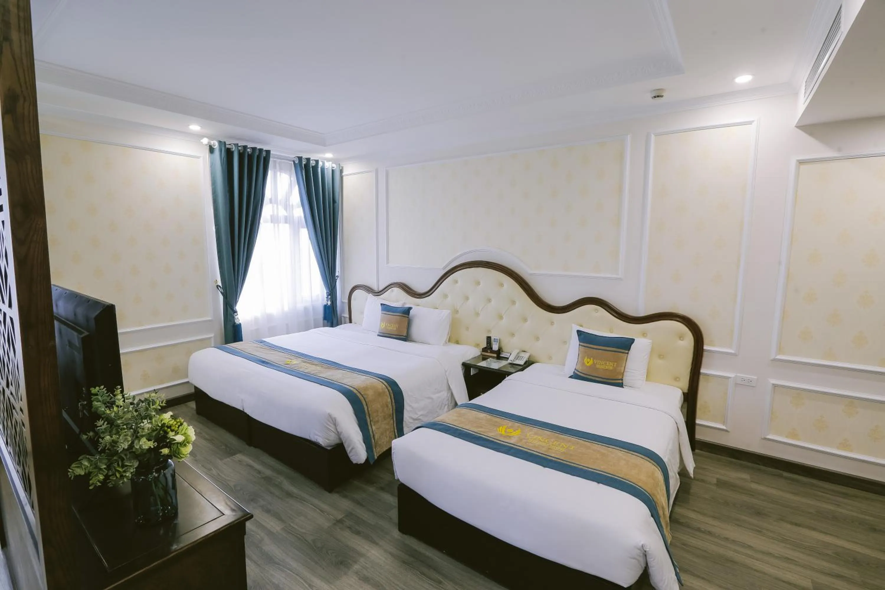 Bed in Vincent Halong Hotel