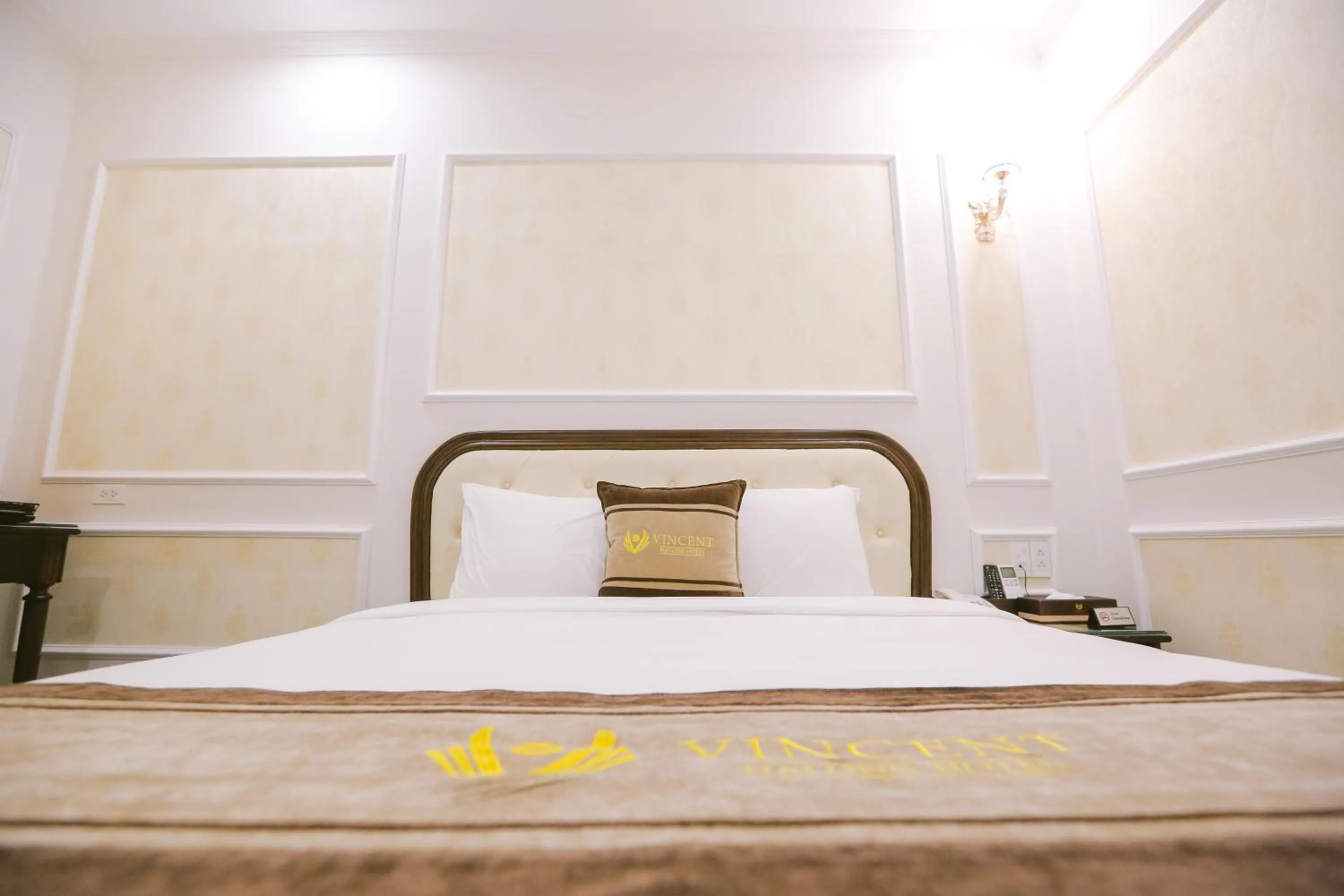 Bed in Vincent Halong Hotel