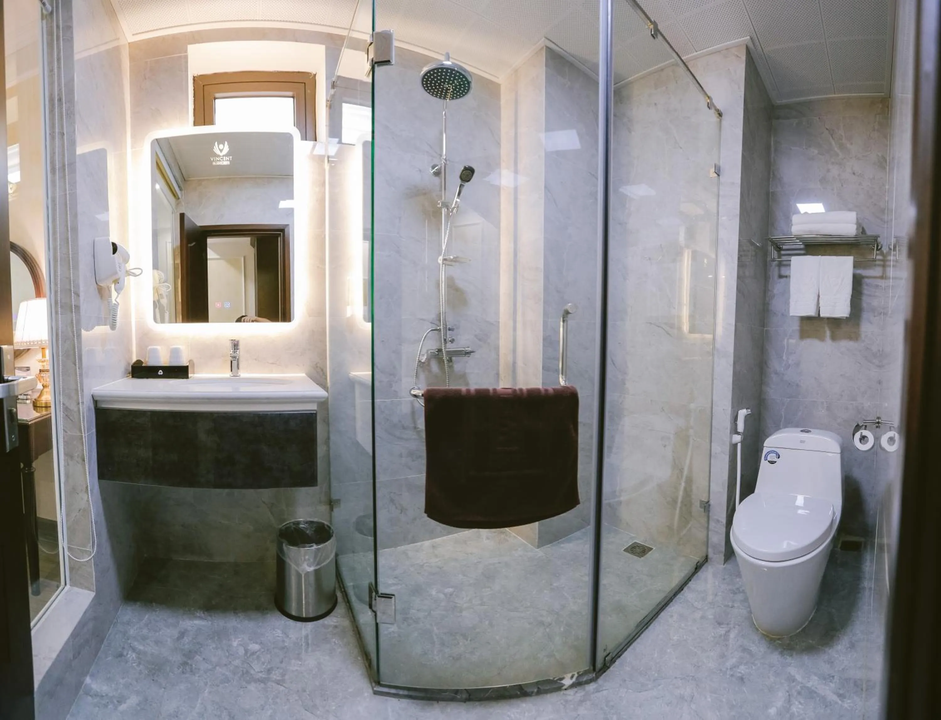 Shower in Vincent Halong Hotel
