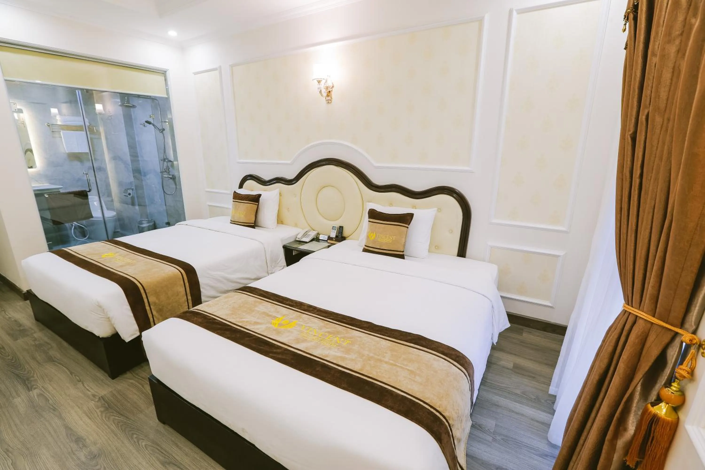 Bed in Vincent Halong Hotel