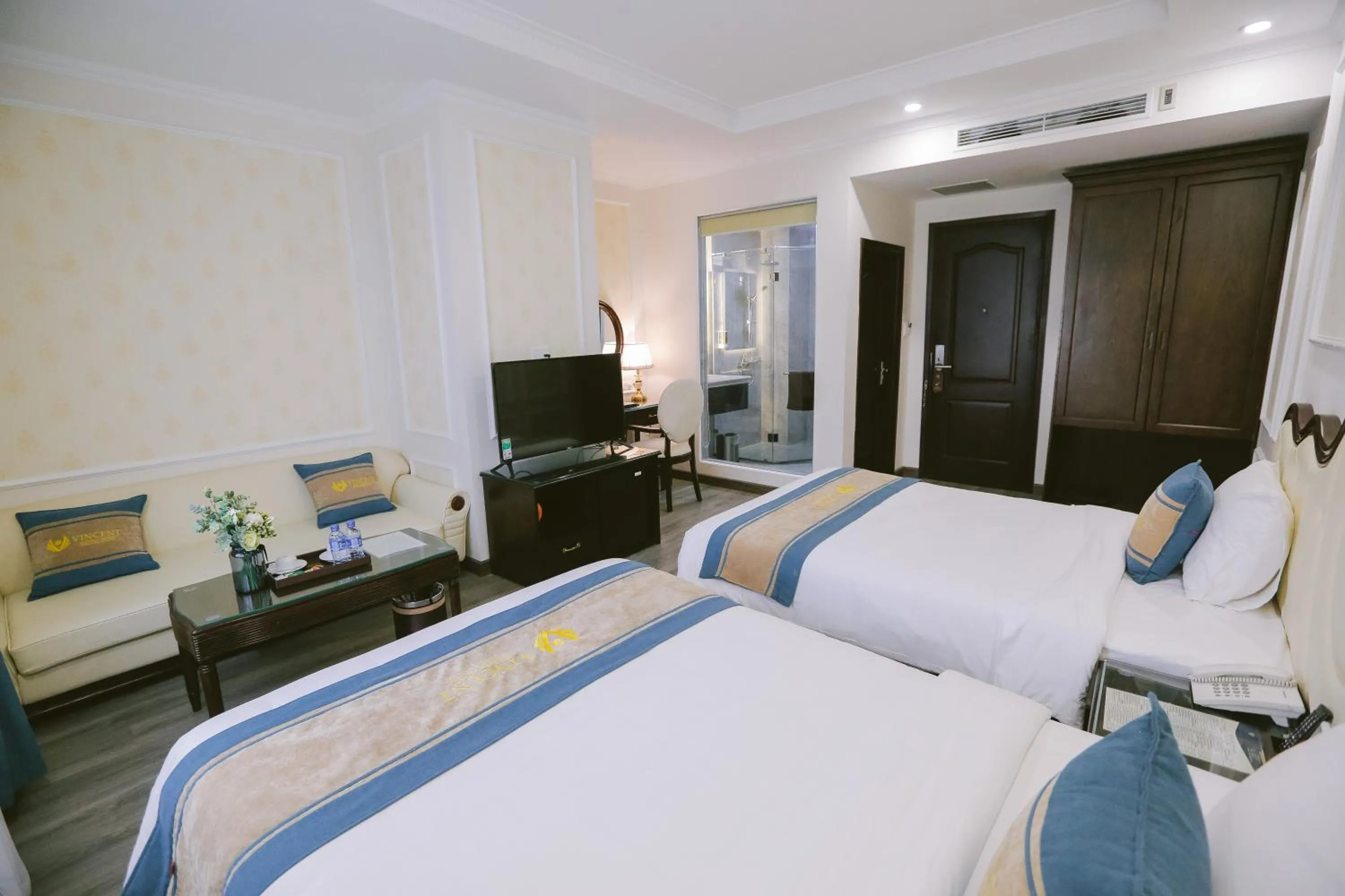 Bed in Vincent Halong Hotel