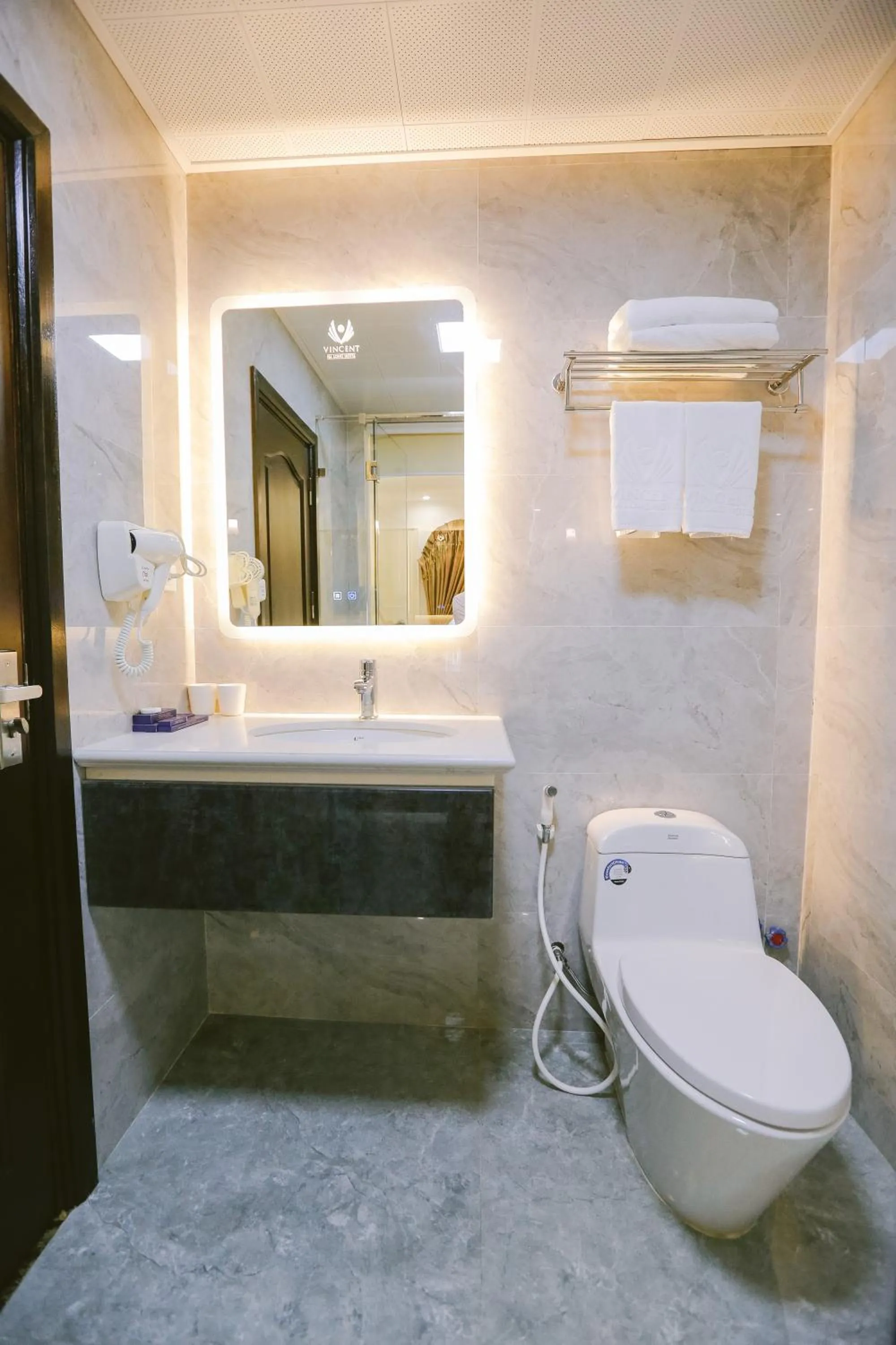 Toilet in Vincent Halong Hotel