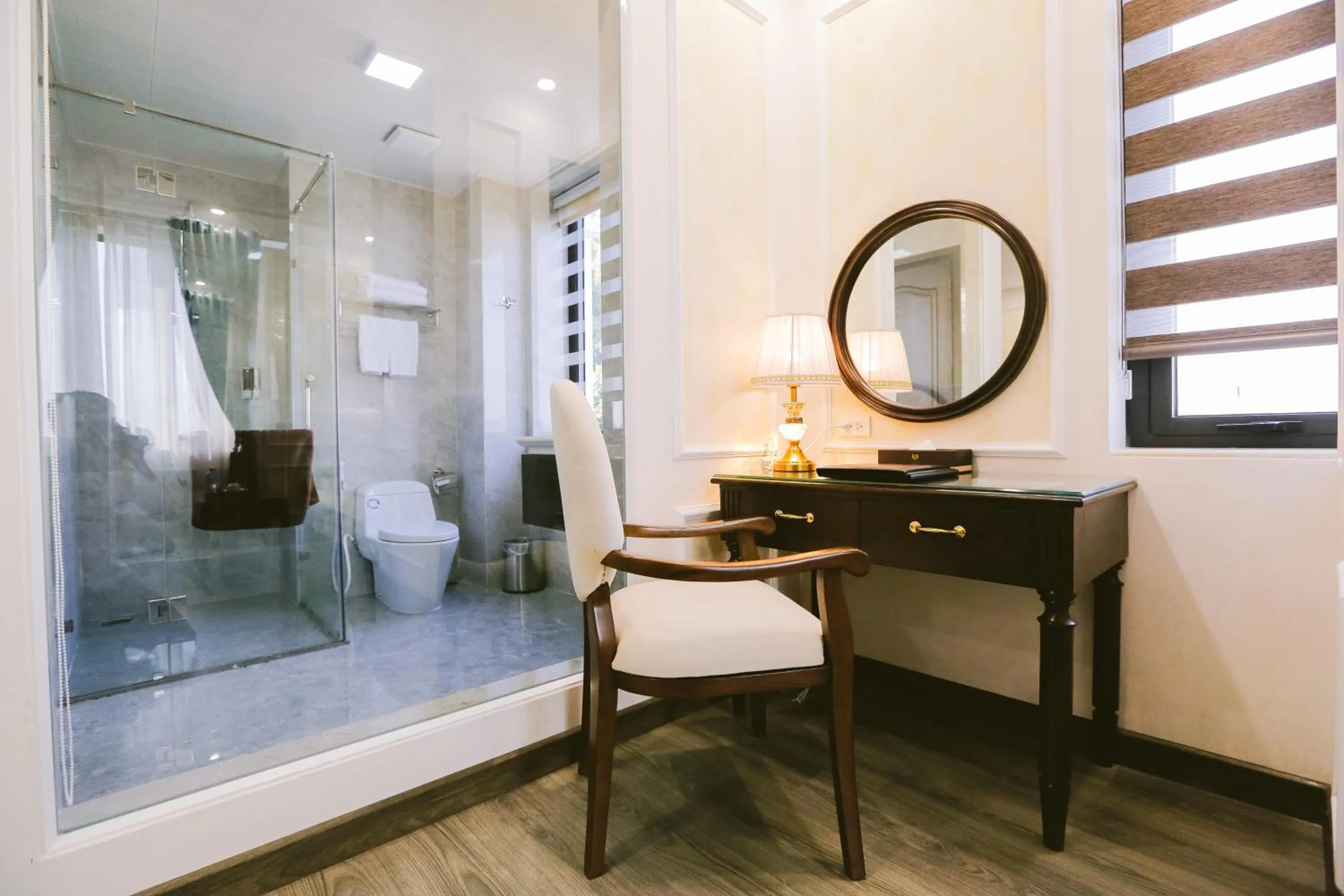 Bathroom in Vincent Halong Hotel