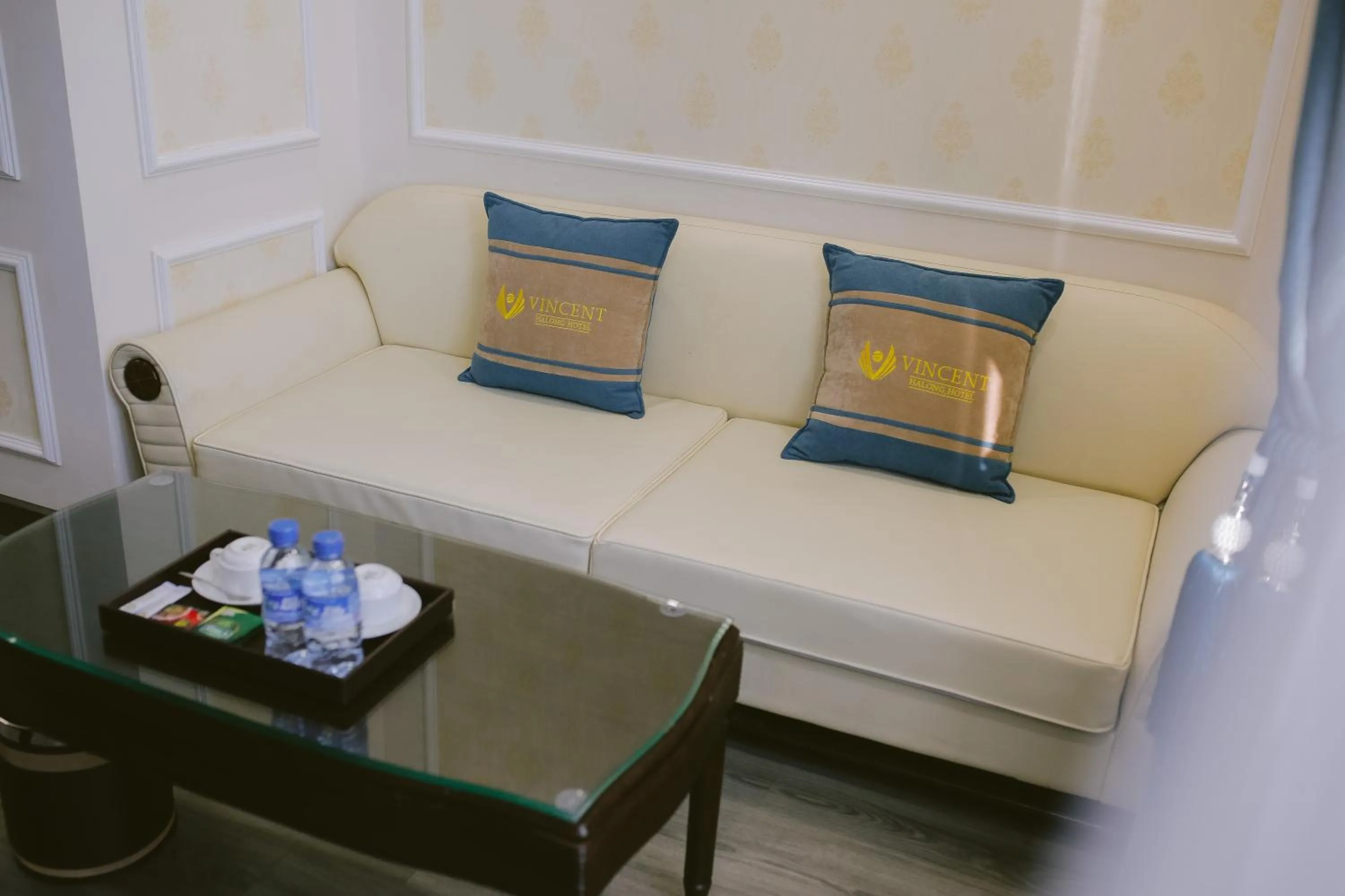 Living room in Vincent Halong Hotel