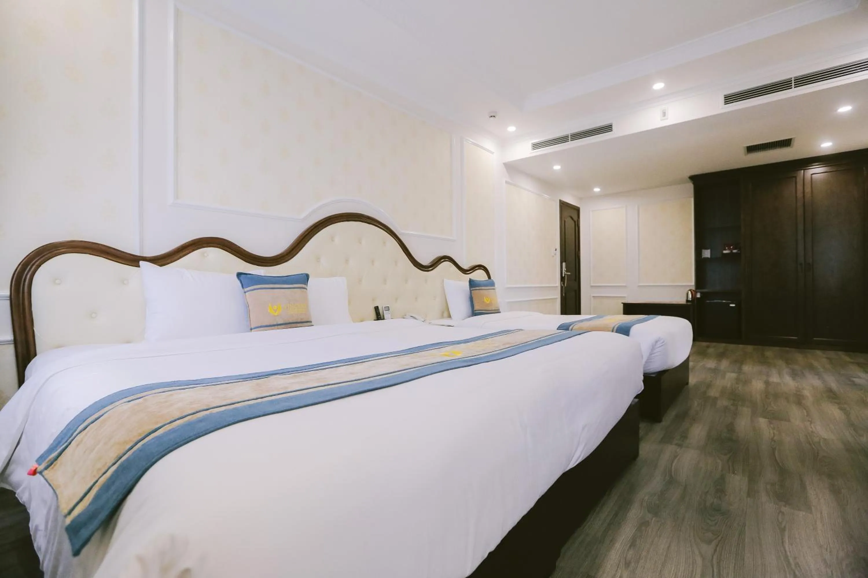 Bed in Vincent Halong Hotel