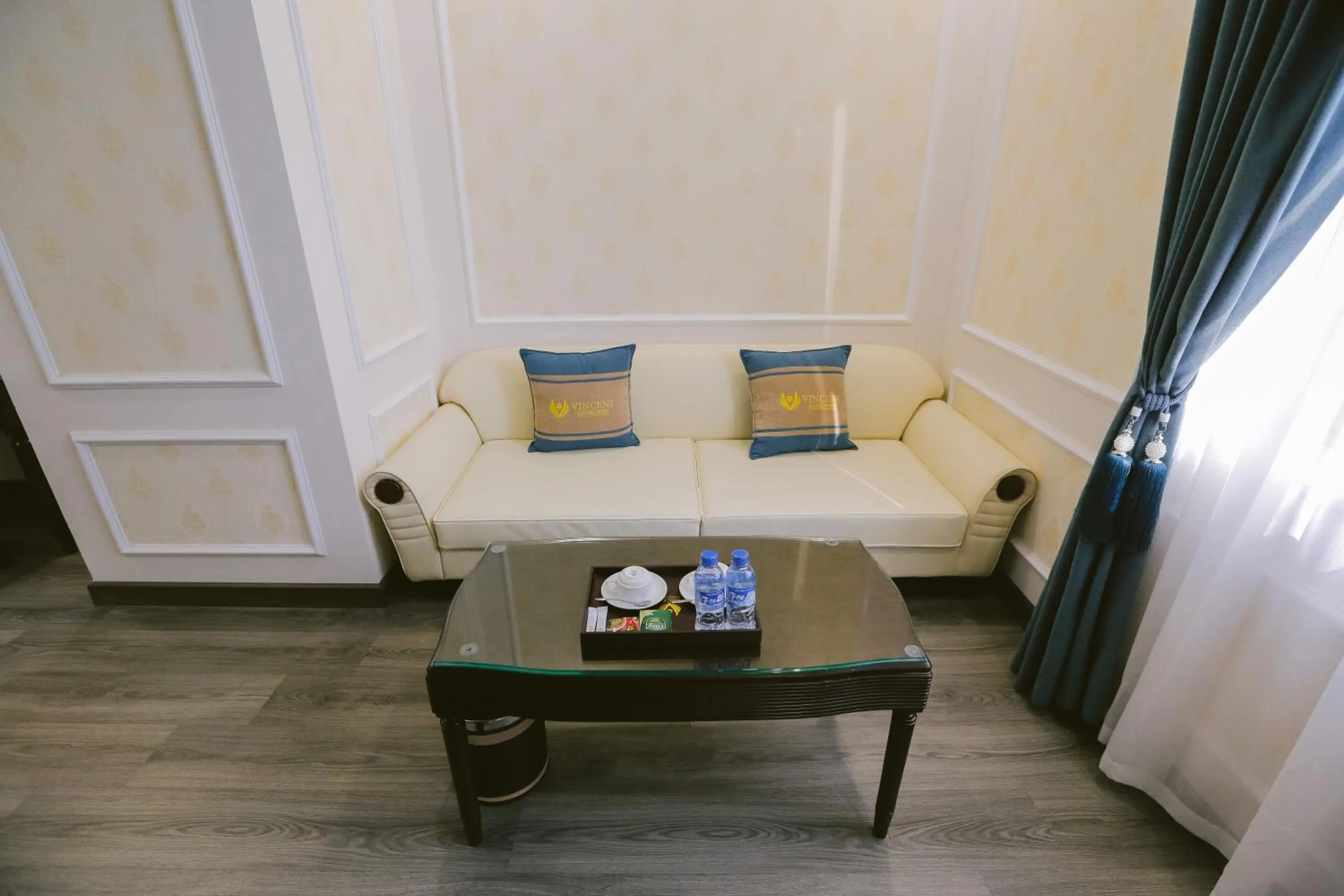 Living room in Vincent Halong Hotel