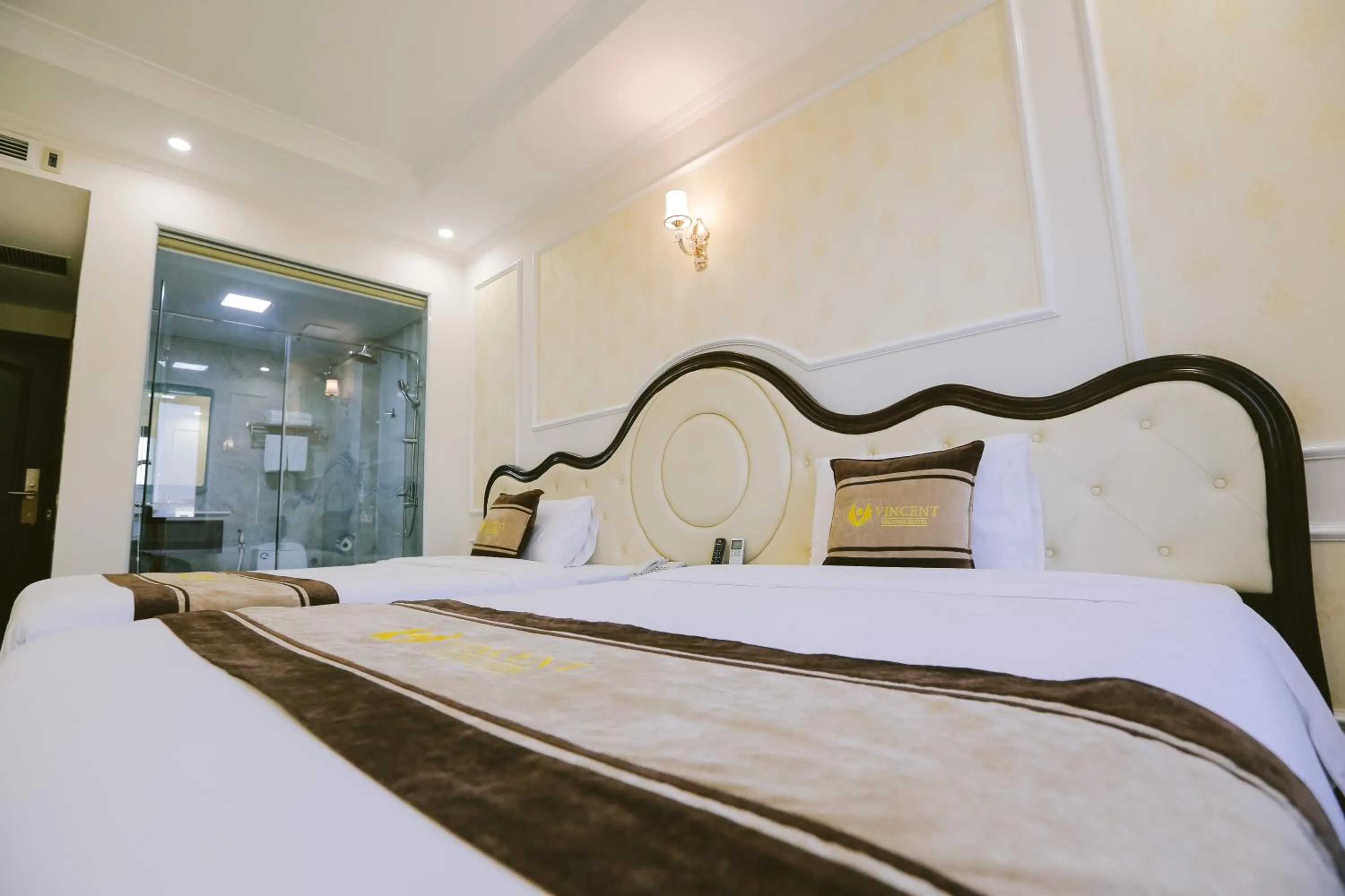 Bed in Vincent Halong Hotel