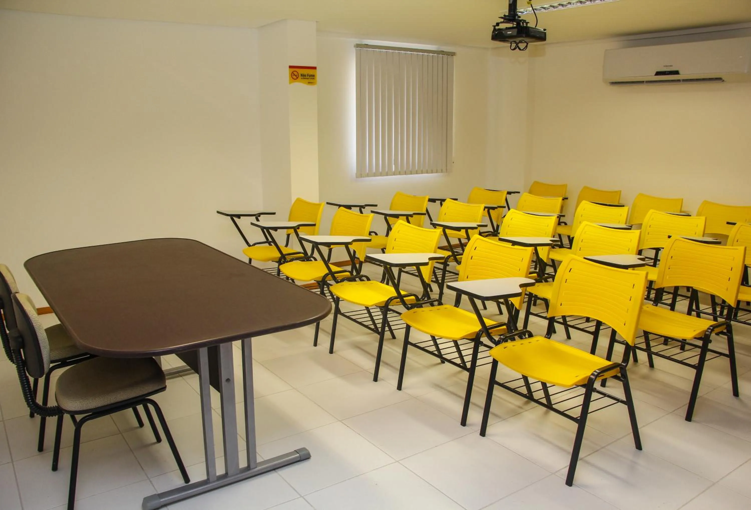 Business facilities in Expresso R1