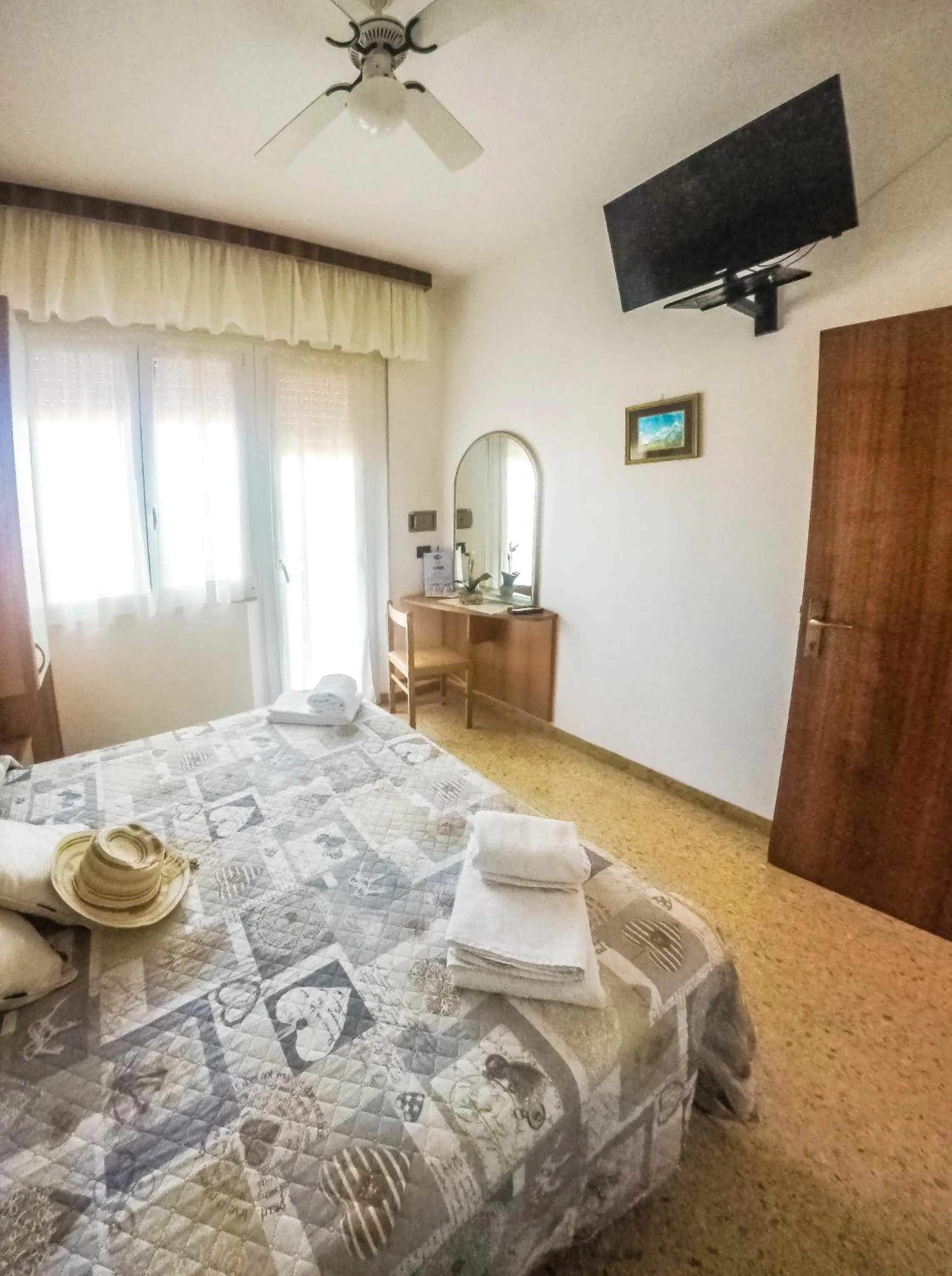 Bedroom, Bed in Hotel Trianon