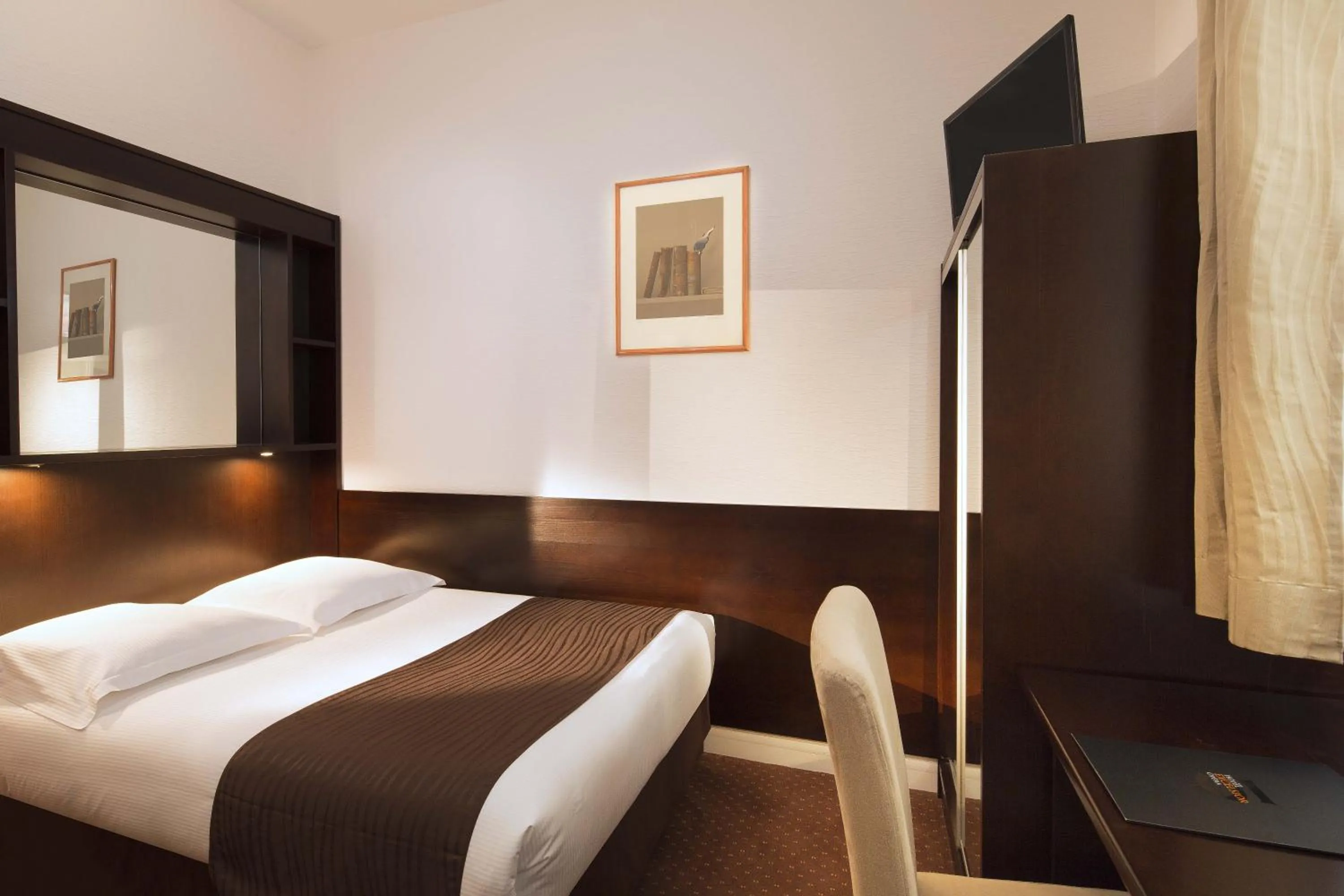 Bed in Excelsior Opera