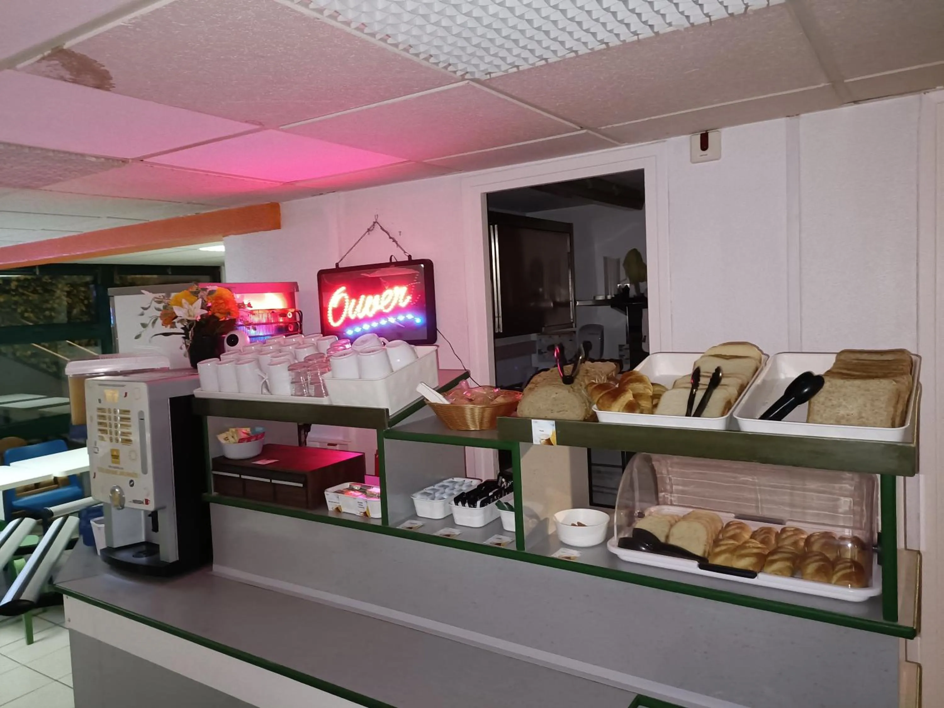 Breakfast in FASTHOTEL Reims Est - Taissy