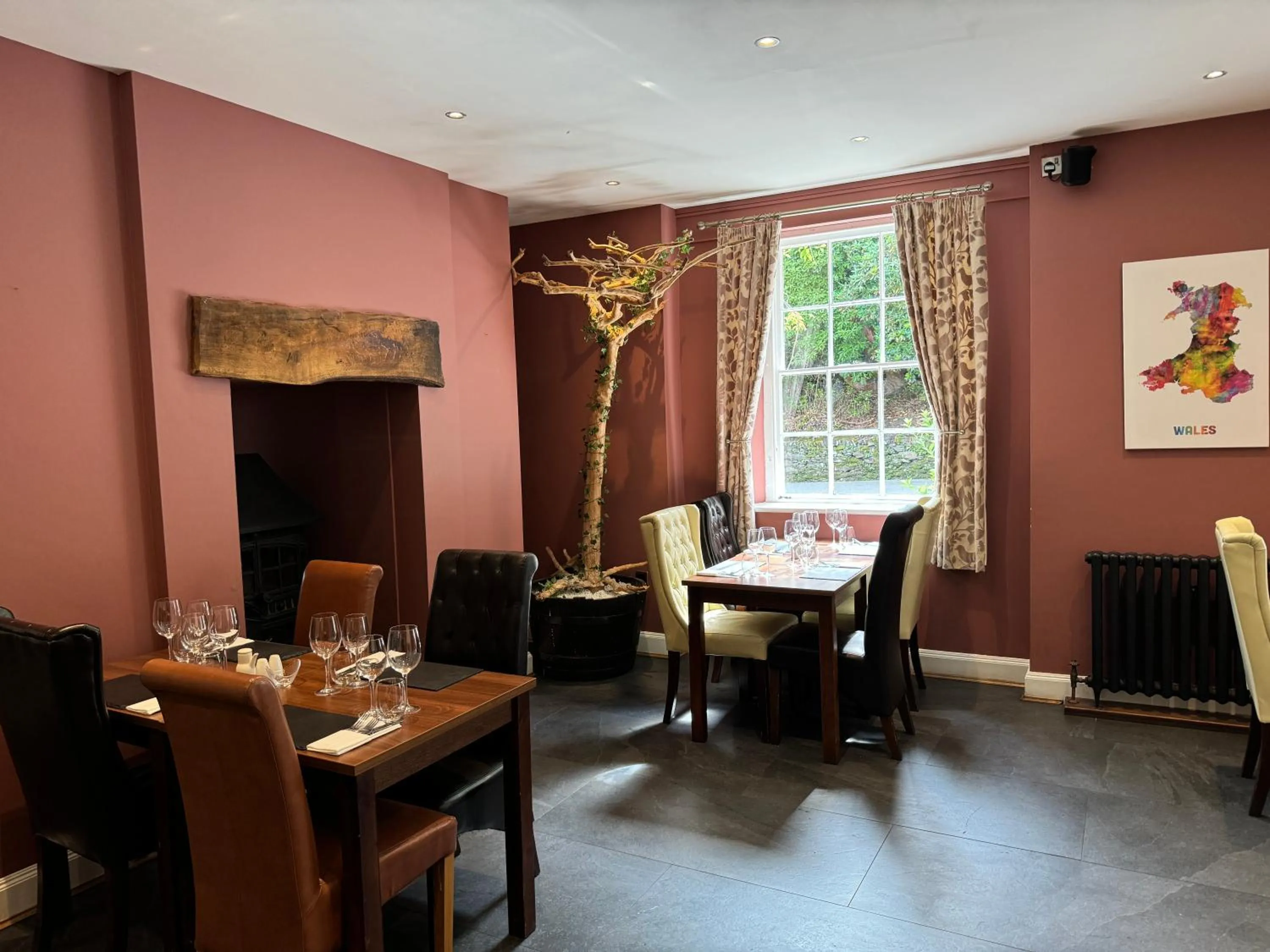 Restaurant/places to eat in Aberdunant Hall