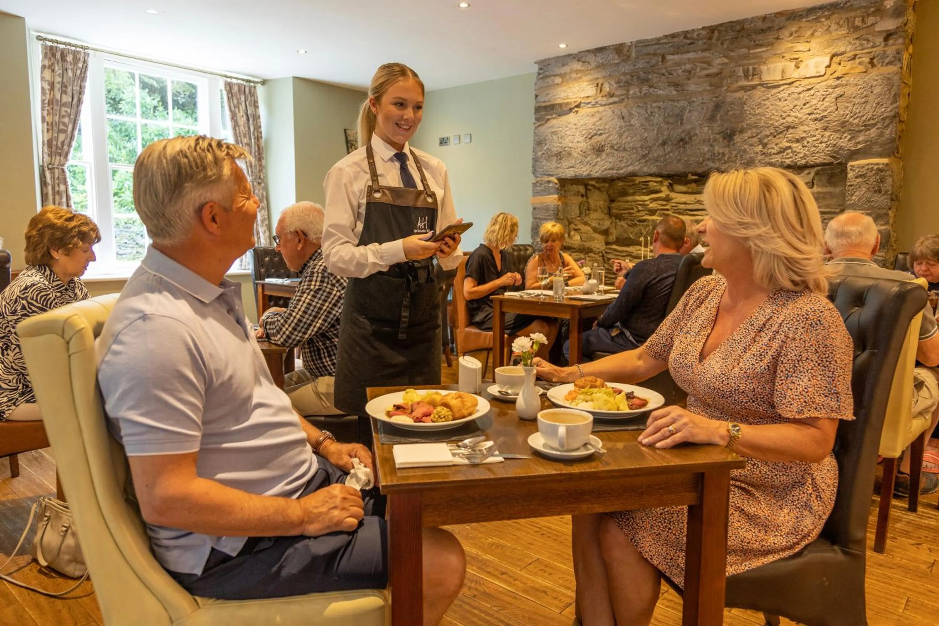 Restaurant/places to eat in Aberdunant Hall