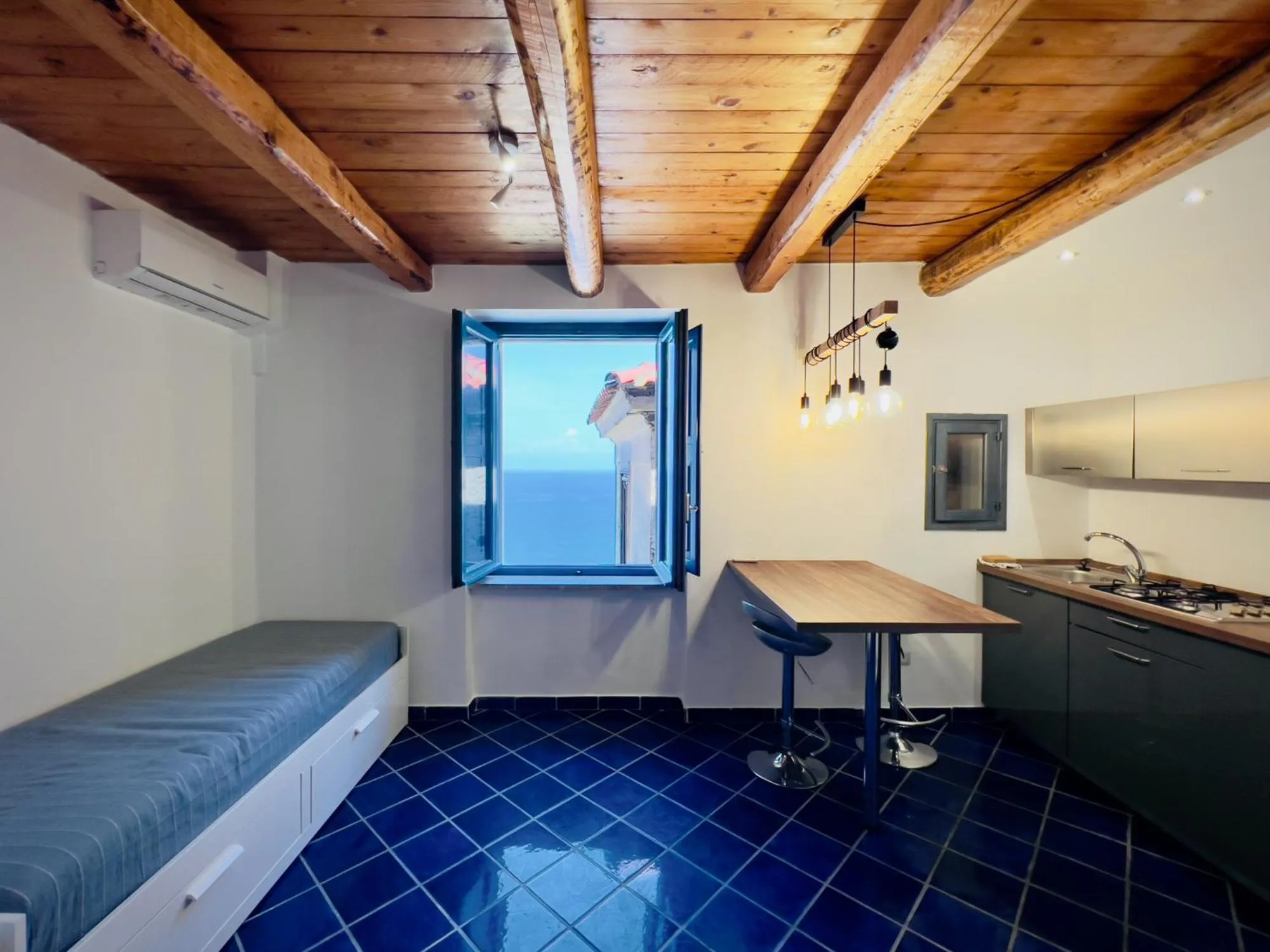 Living room, Bed in Borgo Dei Saraceni - Suites & Apartments