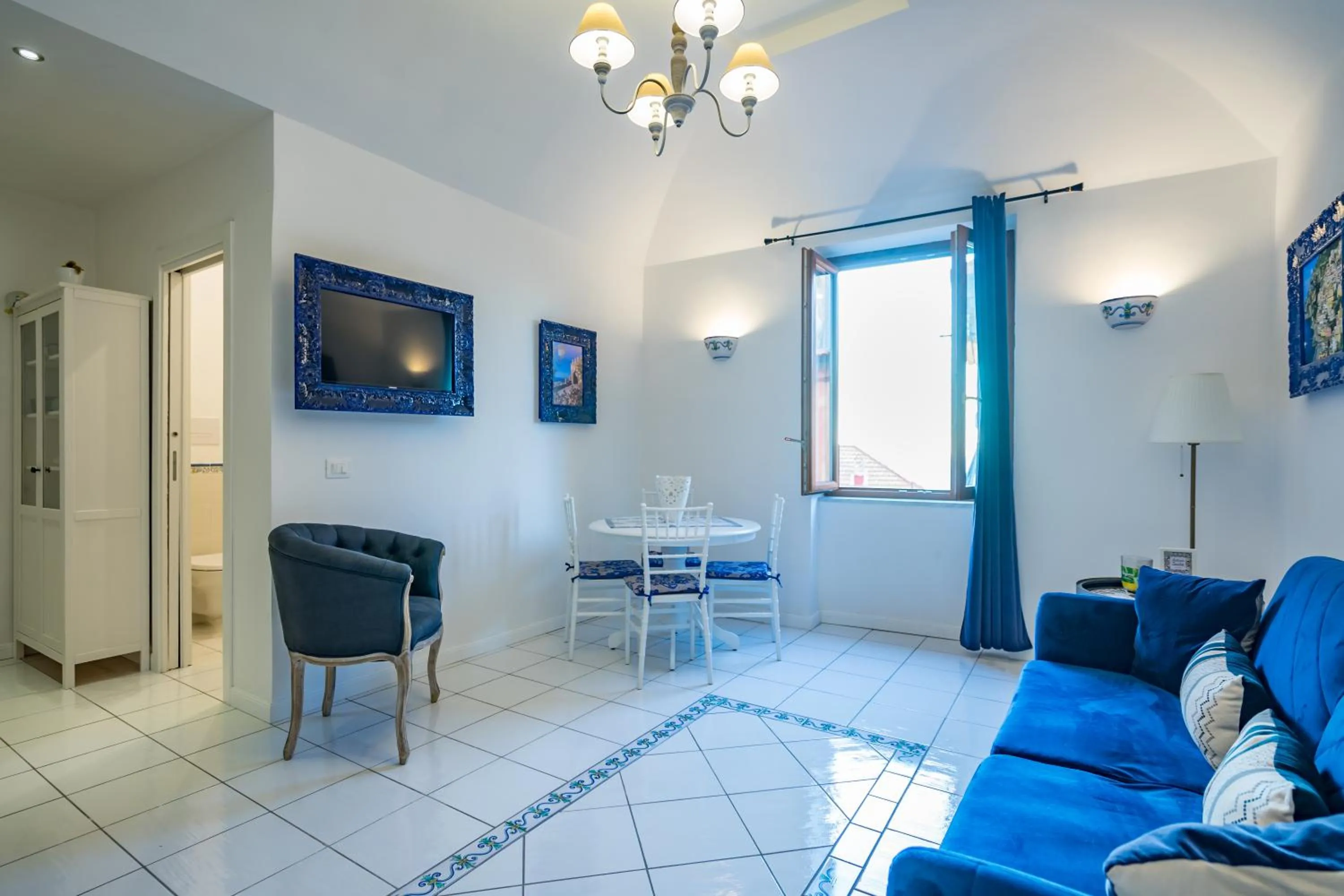 TV and multimedia in Borgo Dei Saraceni - Suites & Apartments