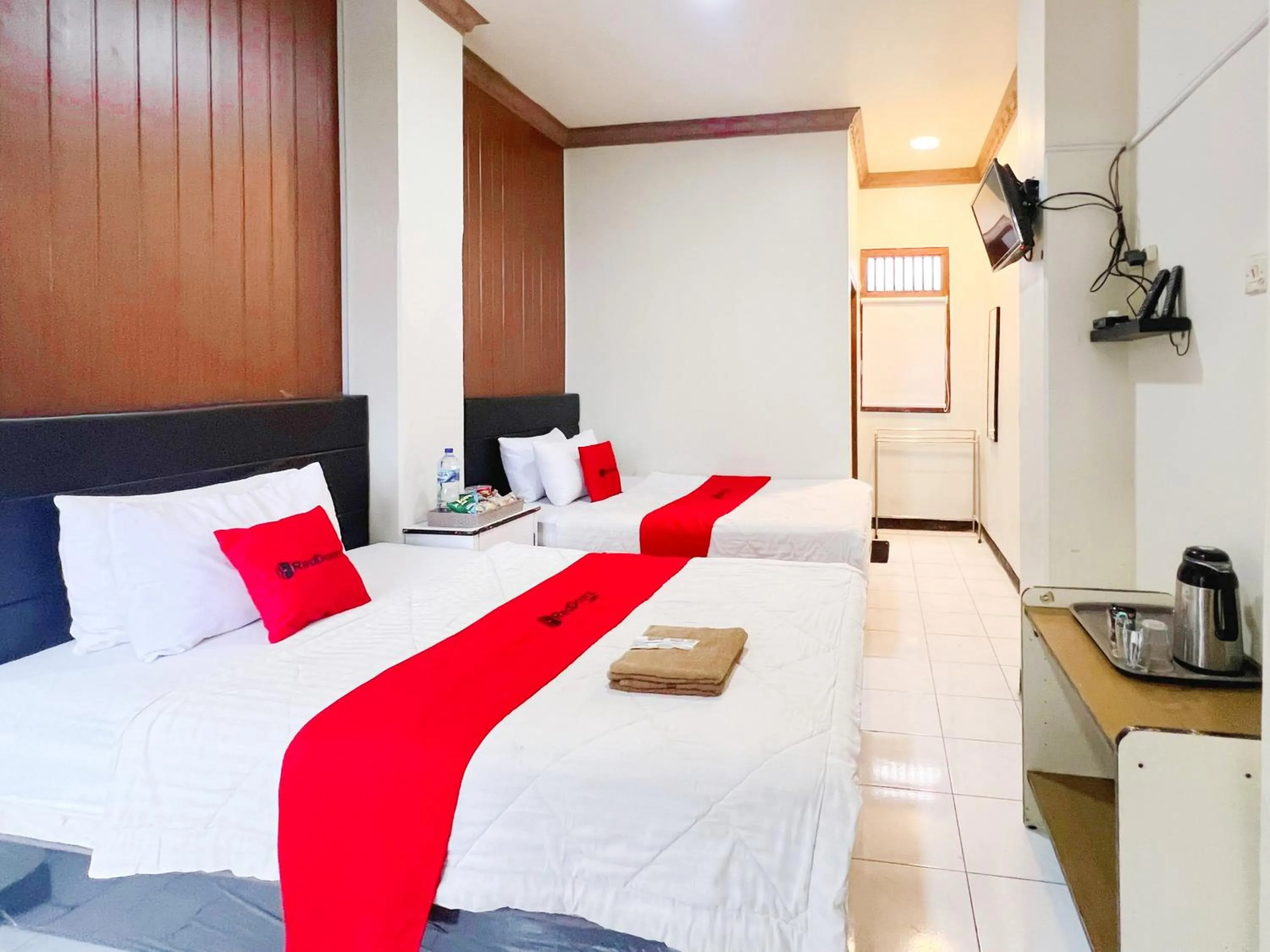 Bedroom, Bed in RedDoorz near Sarangan Lake