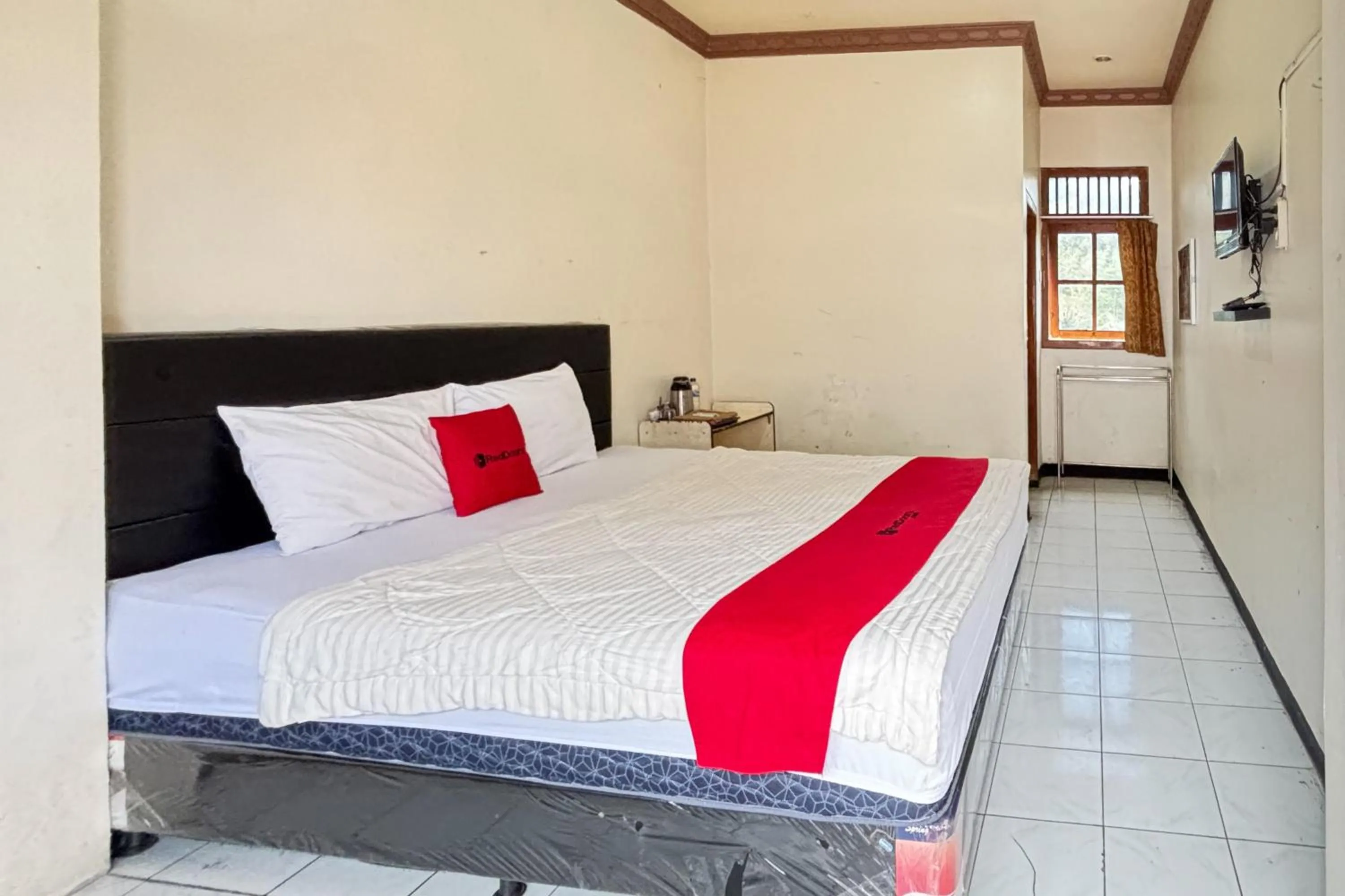 Bedroom, Bed in RedDoorz near Sarangan Lake