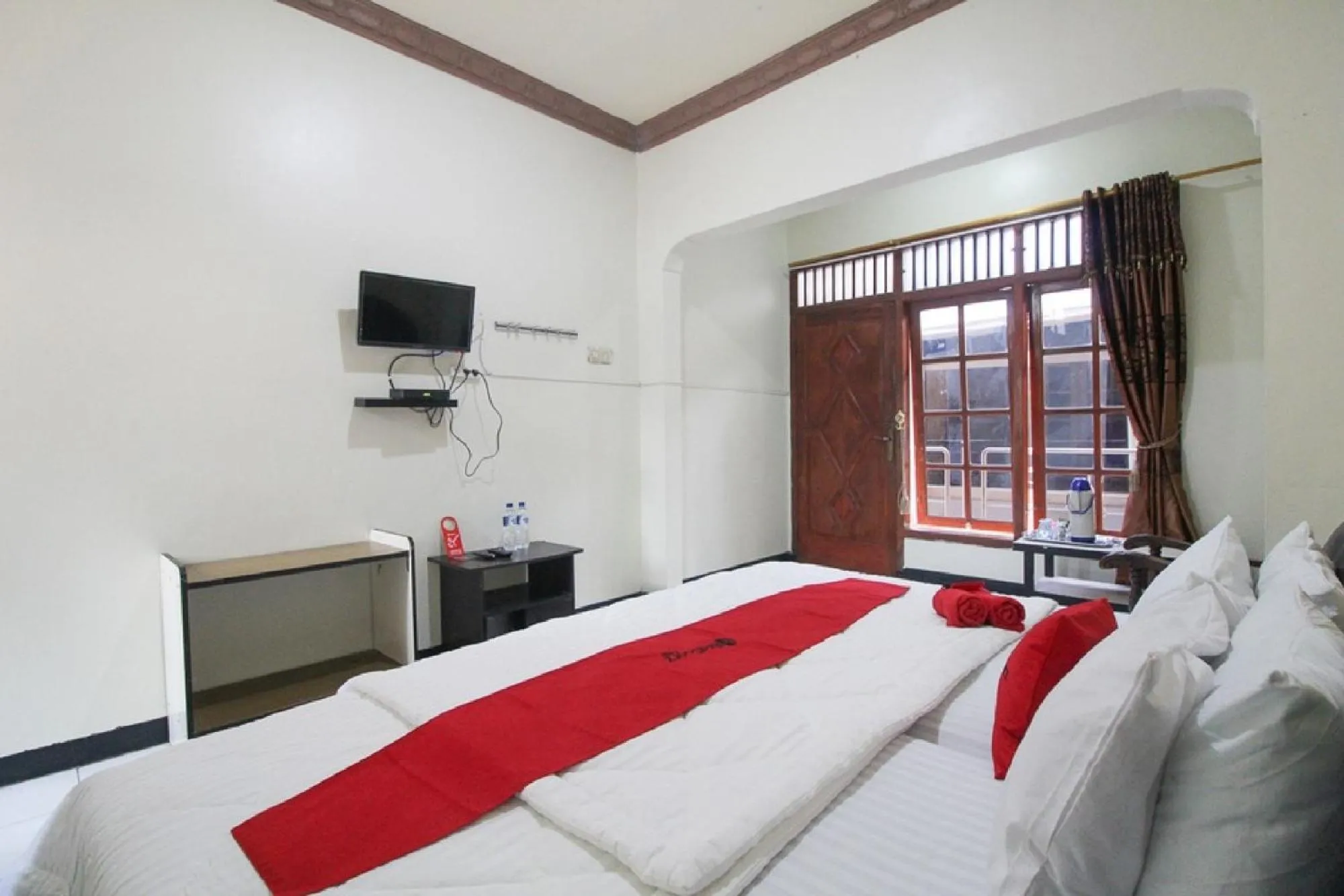 TV and multimedia, Bed in RedDoorz near Sarangan Lake