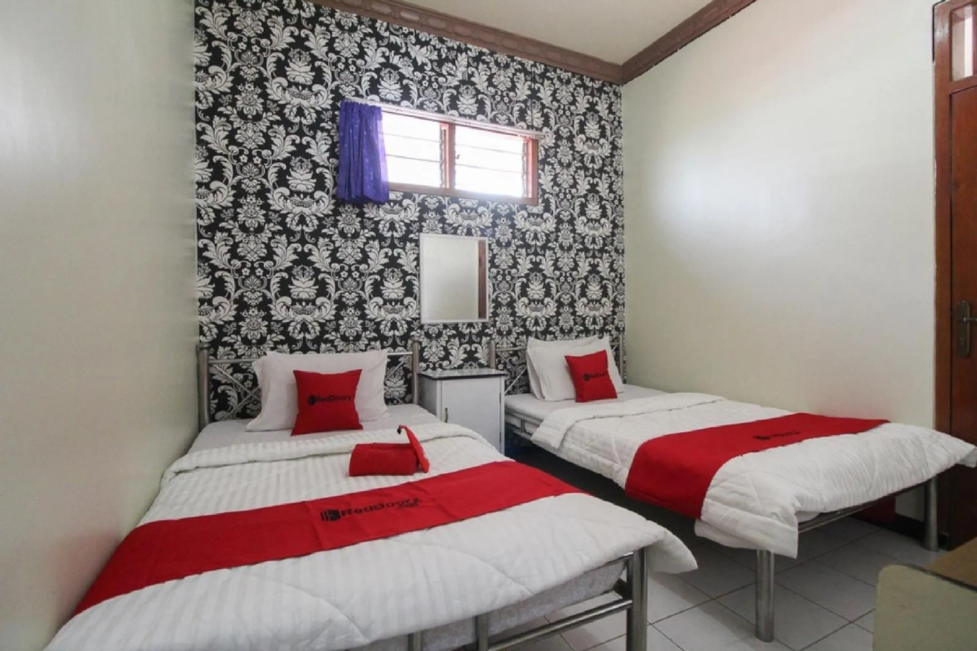 Bedroom, Bed in RedDoorz near Sarangan Lake