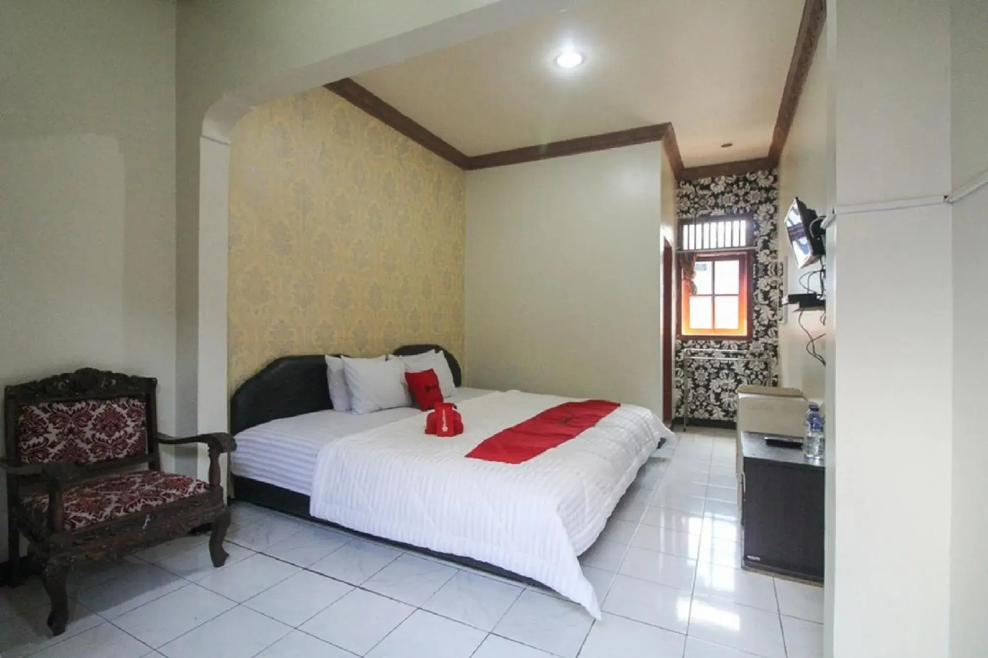 Double Room in RedDoorz near Sarangan Lake Double Room in RedDoorz near Sarangan Lake