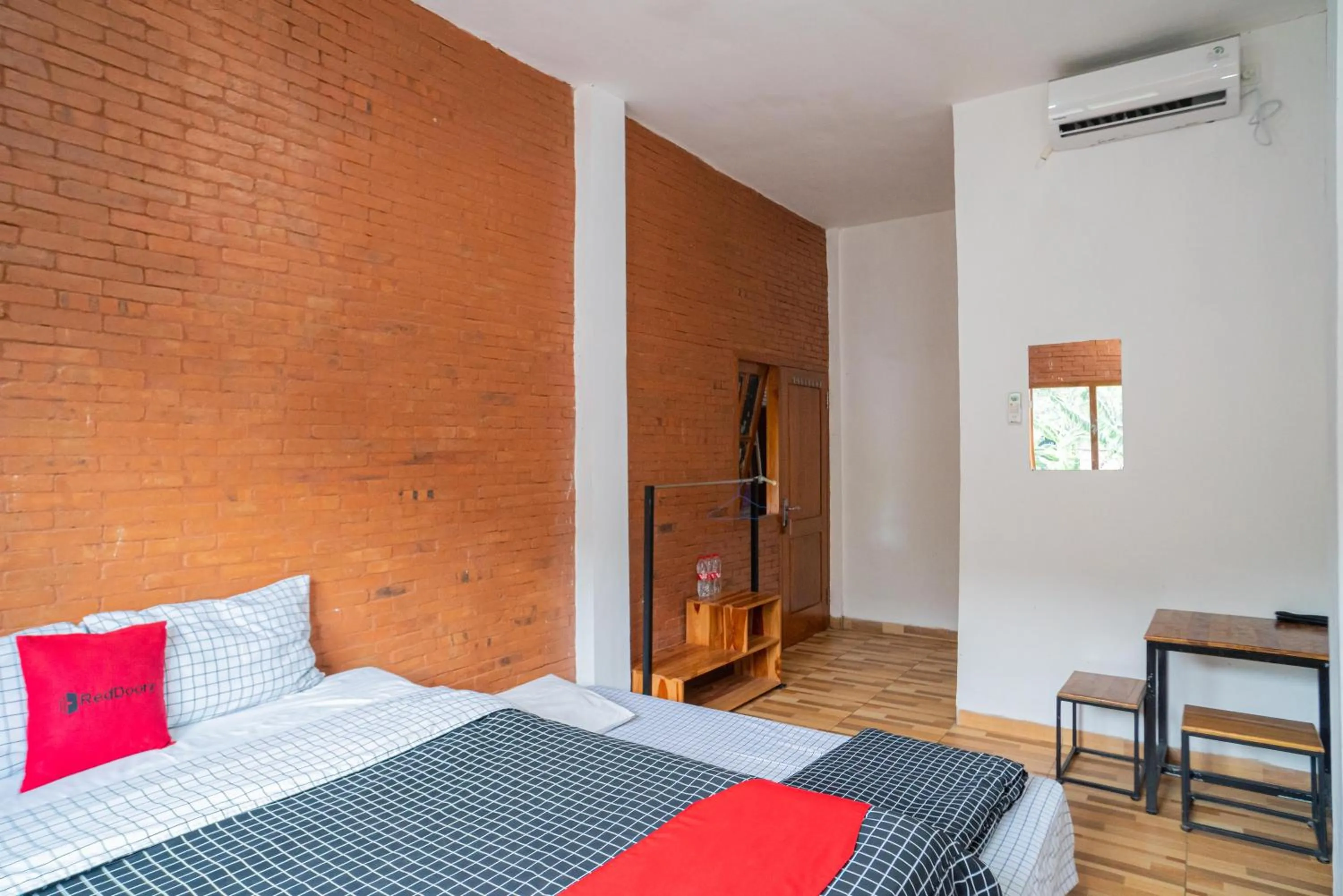 Bedroom, Bed in RedDoorz syariah @ Selomangleng Kediri