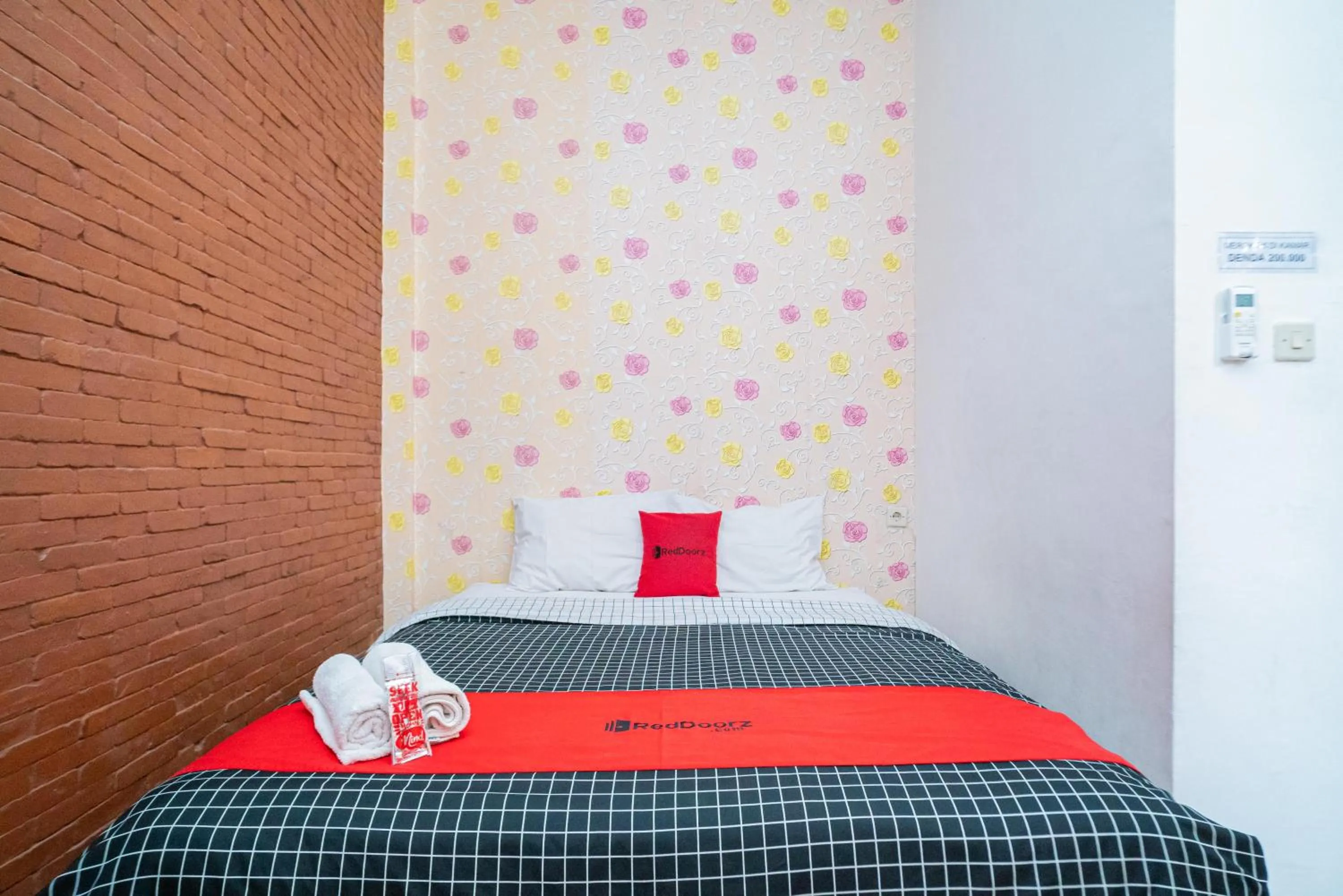 Bedroom, Bed in RedDoorz syariah @ Selomangleng Kediri