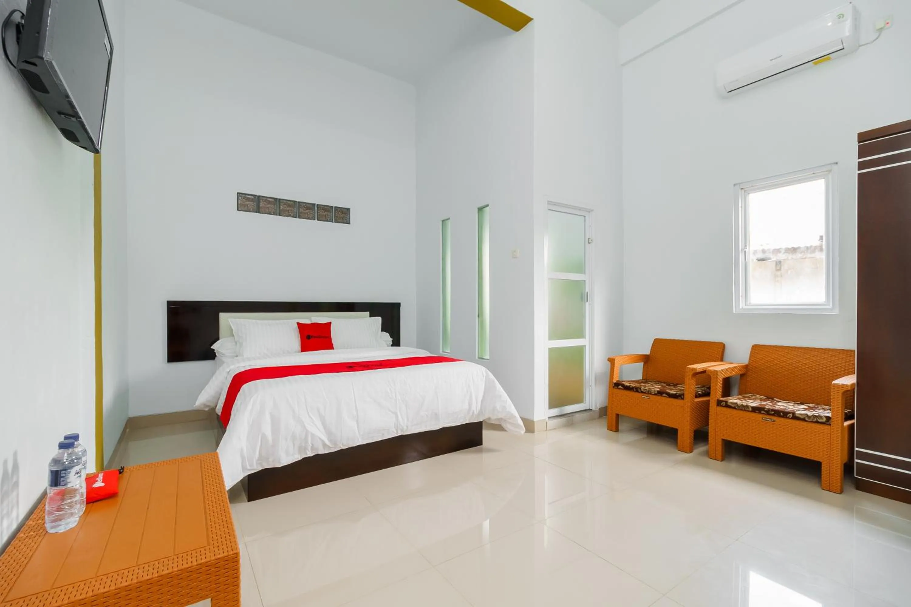 Bedroom, Bed in RedDoorz Syariah near Simpang Sekip Palembang