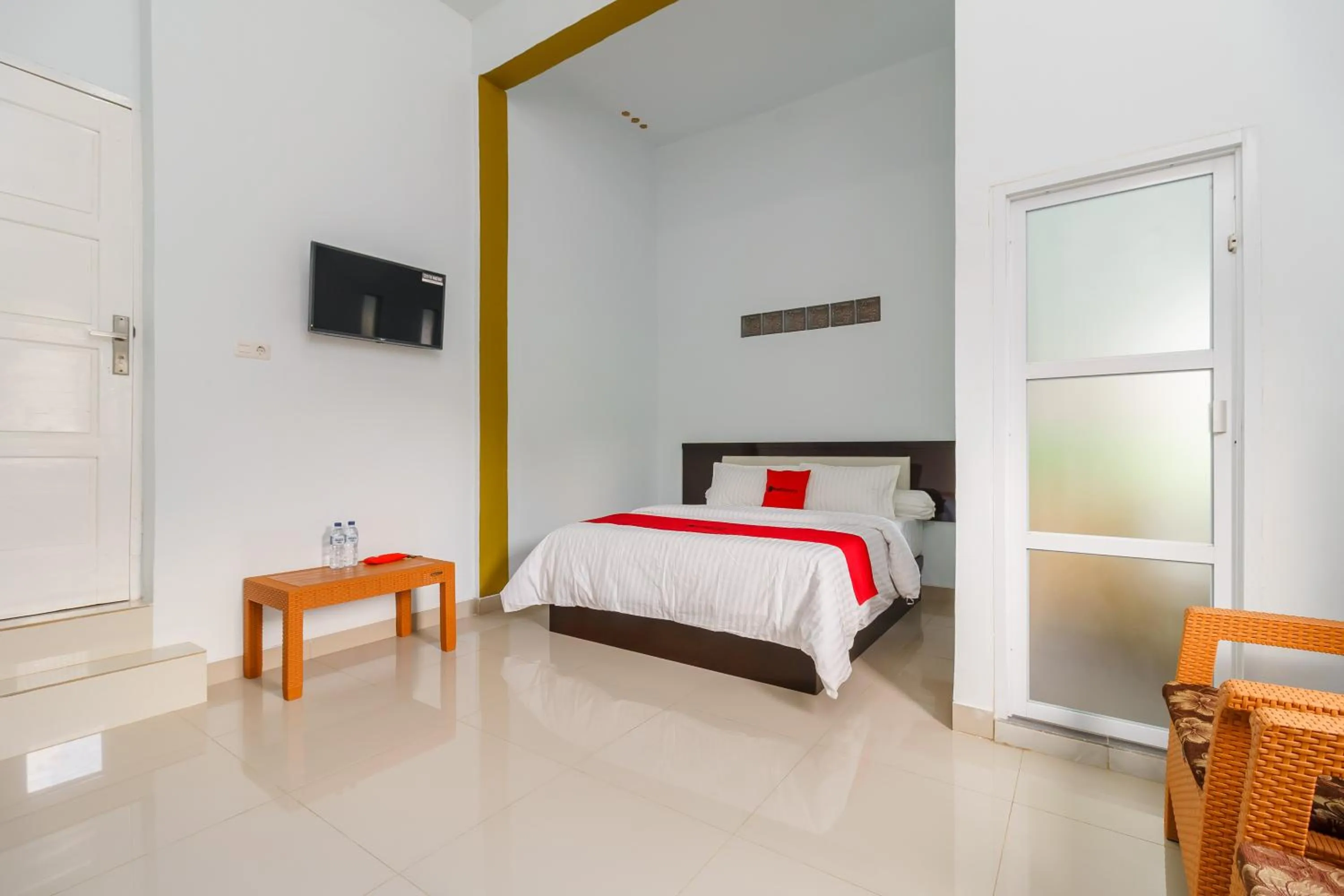 Bedroom, Bed in RedDoorz Syariah near Simpang Sekip Palembang