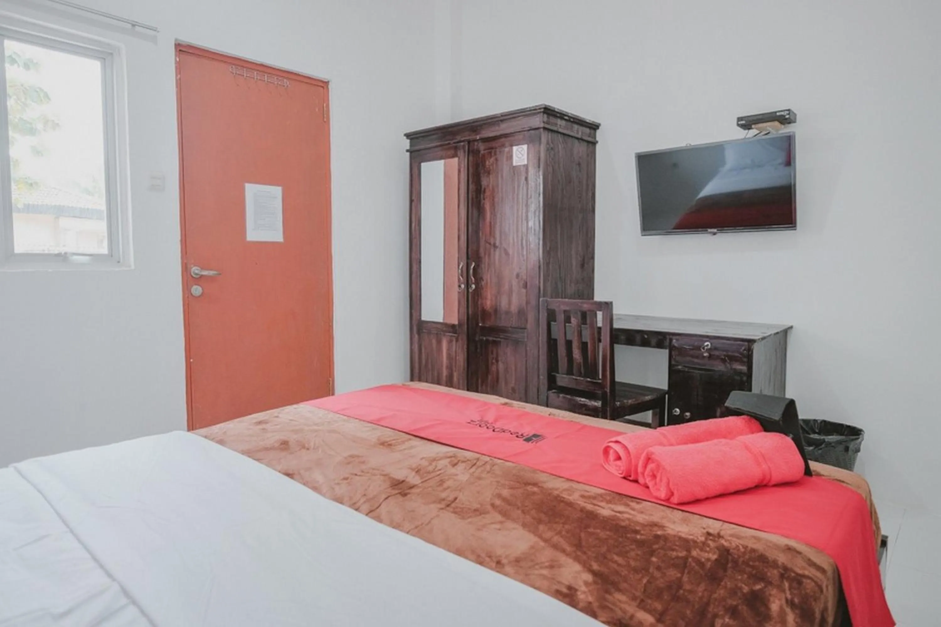 Bedroom in RedDoorz near Gatot Subroto Lampung 2