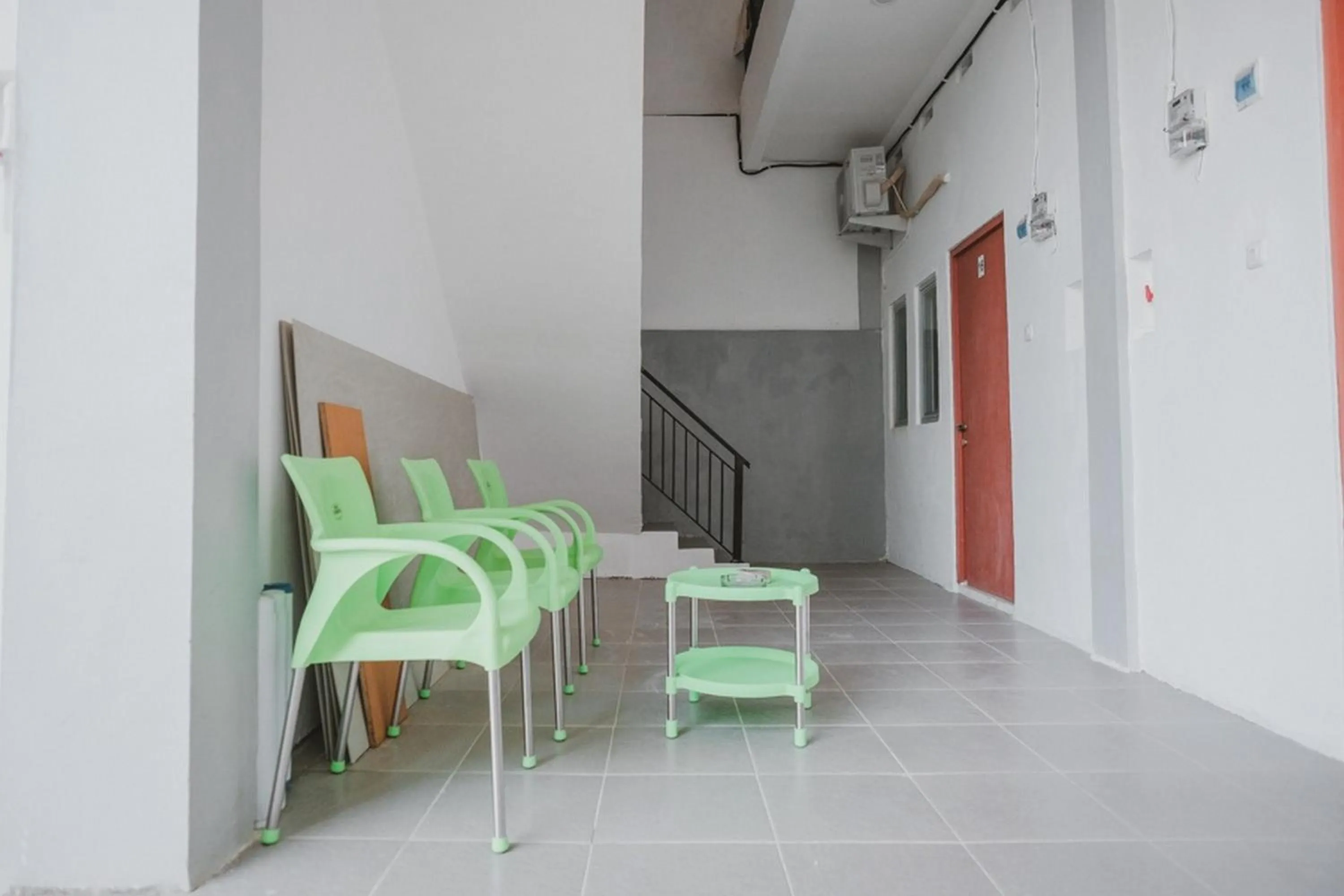 Seating area in RedDoorz near Gatot Subroto Lampung 2