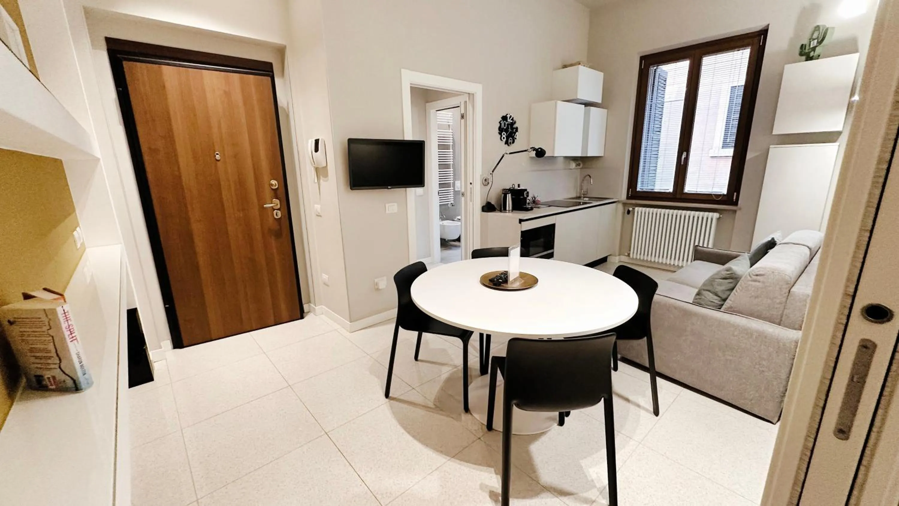 Communal lounge/ TV room in Truly Verona