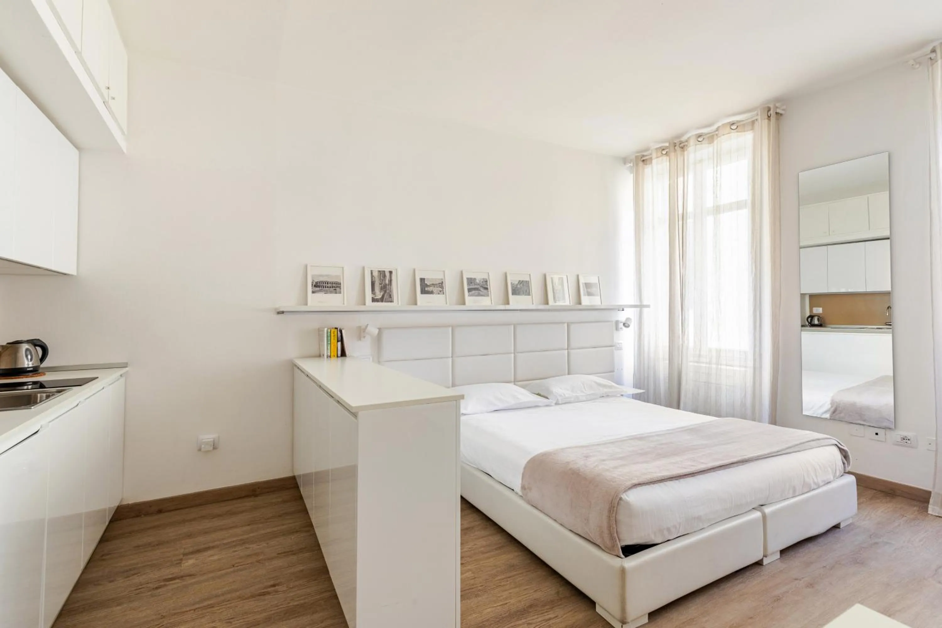 Seating area, Bed in Truly Verona