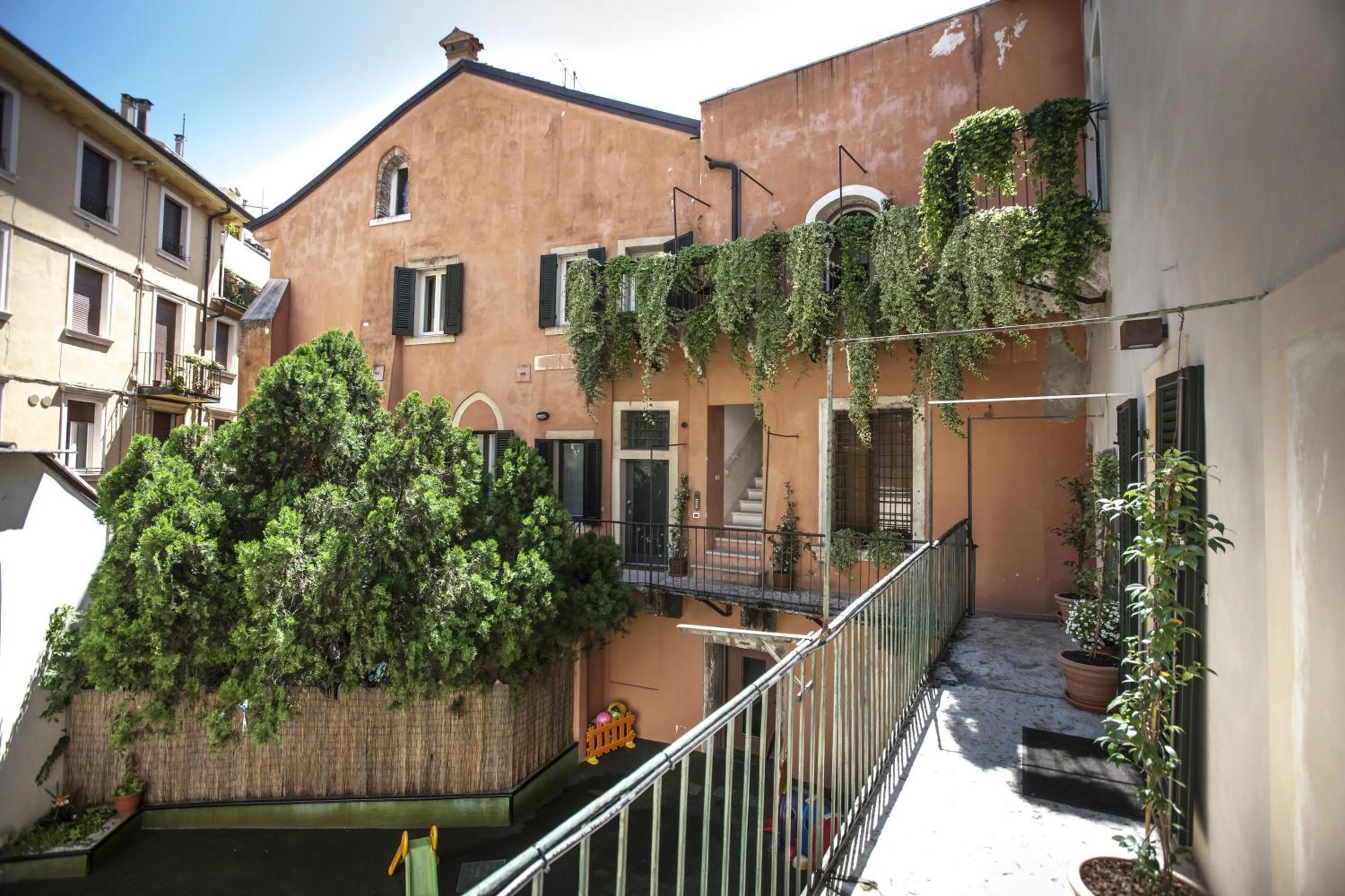 Facade/entrance in Truly Verona