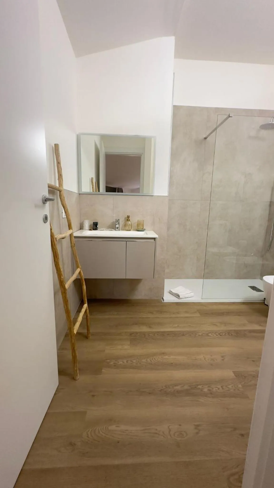 Shower in Truly Verona