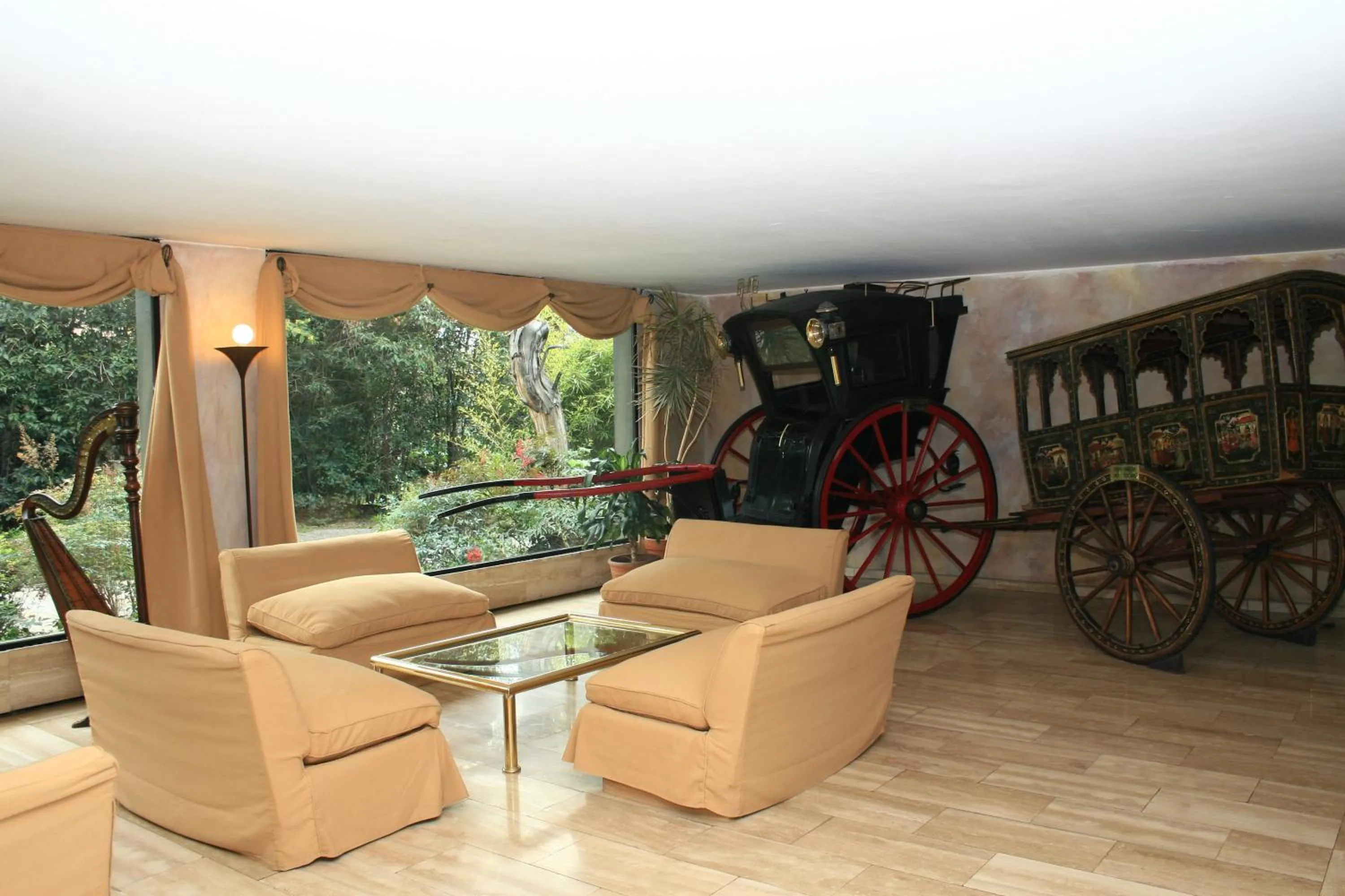 Communal lounge/ TV room in Hotel Acacias de Vitacura