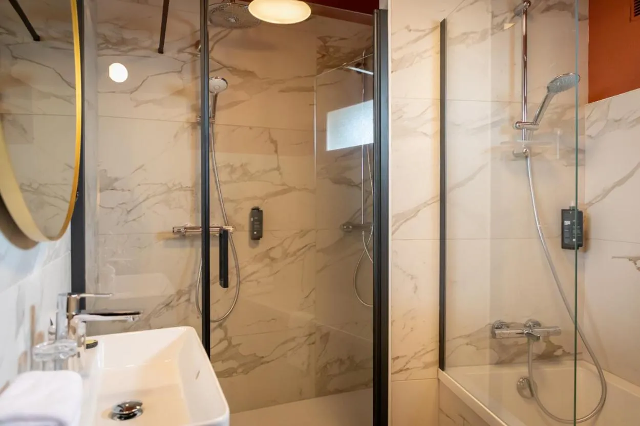 Bathroom in Brit Hotel Kara Sainte Anne d'Auray