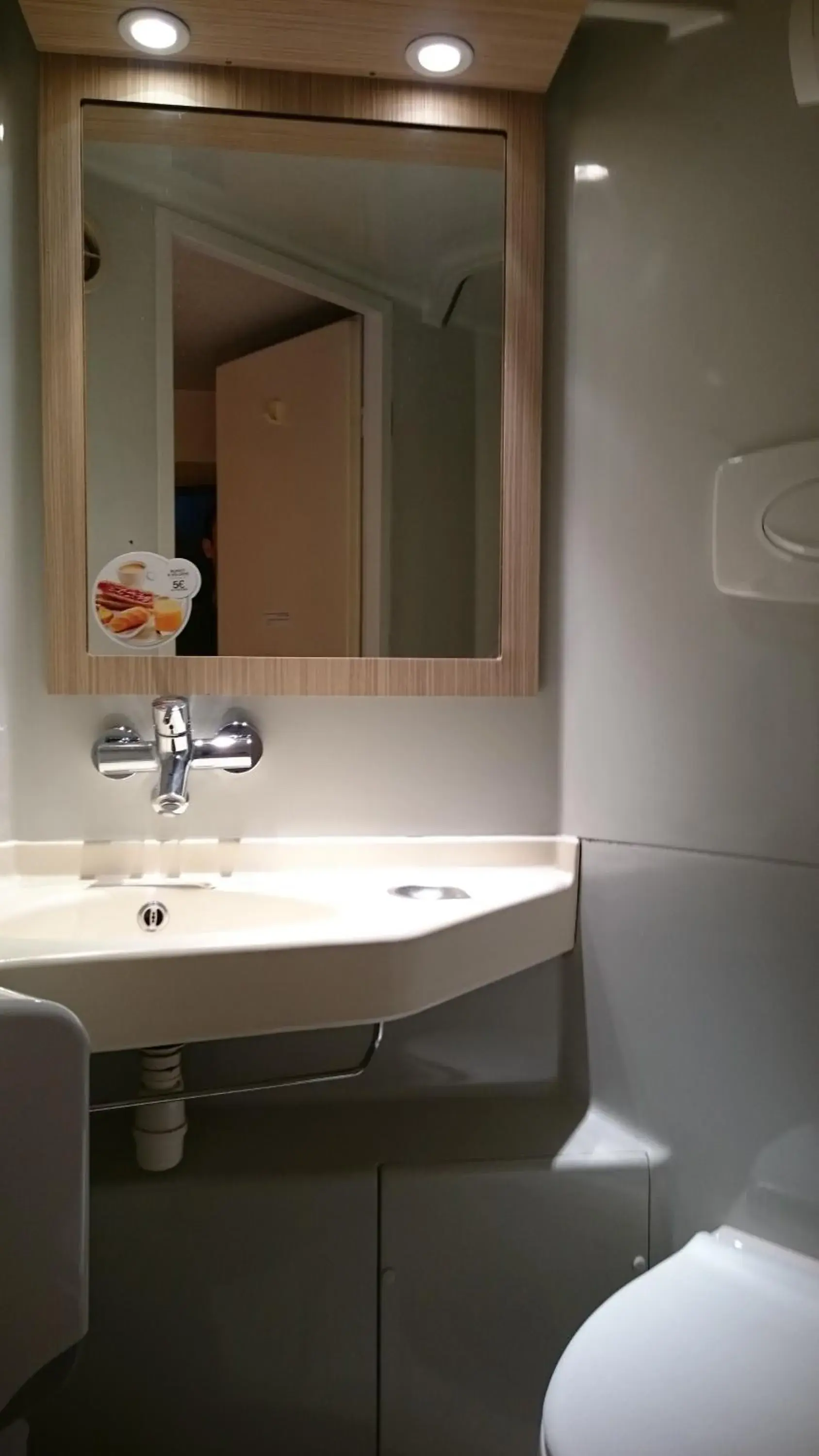 Triple Room (1 Double Bed + 1 Single Bed) in Premiere Classe Bordeaux Eysines-Tour de Gassies Triple Room (1 Double Bed + 1 Single Bed) in Premiere Classe Bordeaux Eysines-Tour de Gassies