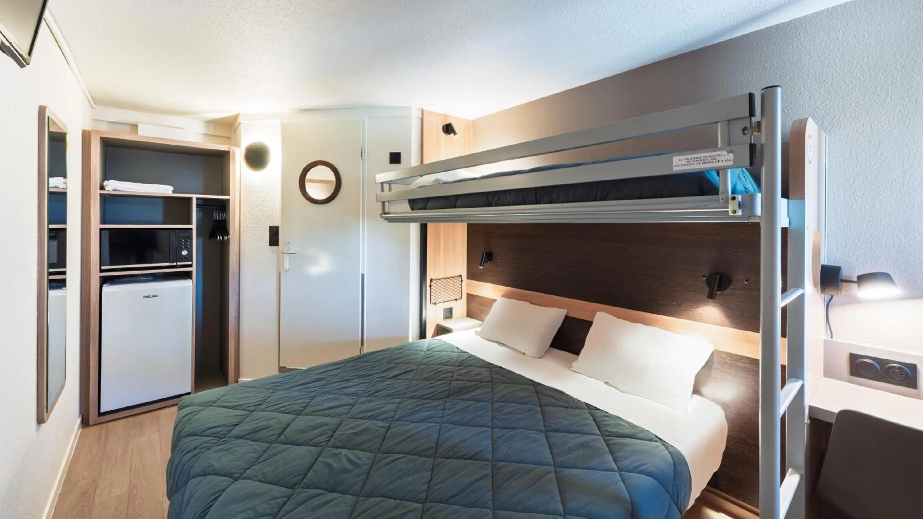 Bed in Premiere Classe Bordeaux Eysines-Tour de Gassies