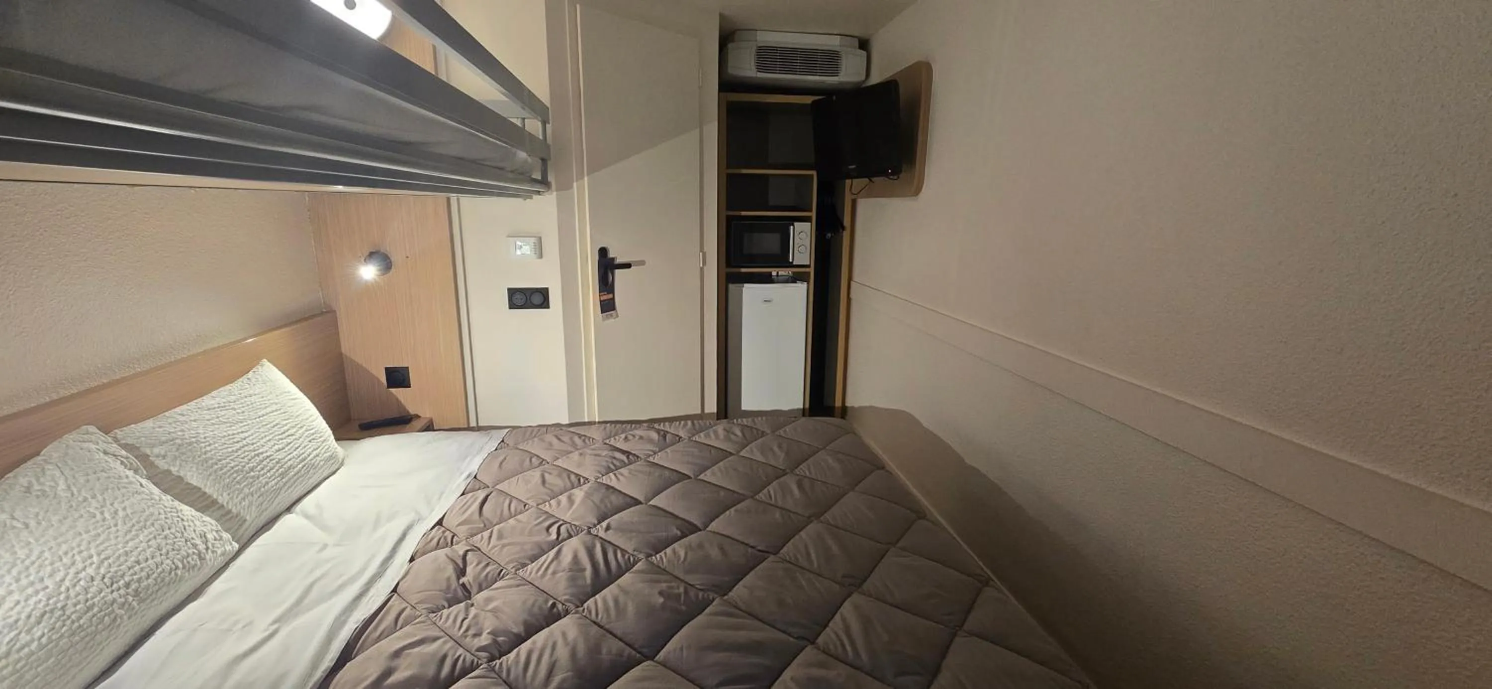 Photo of the whole room, Bed in Premiere Classe Bordeaux Eysines-Tour de Gassies