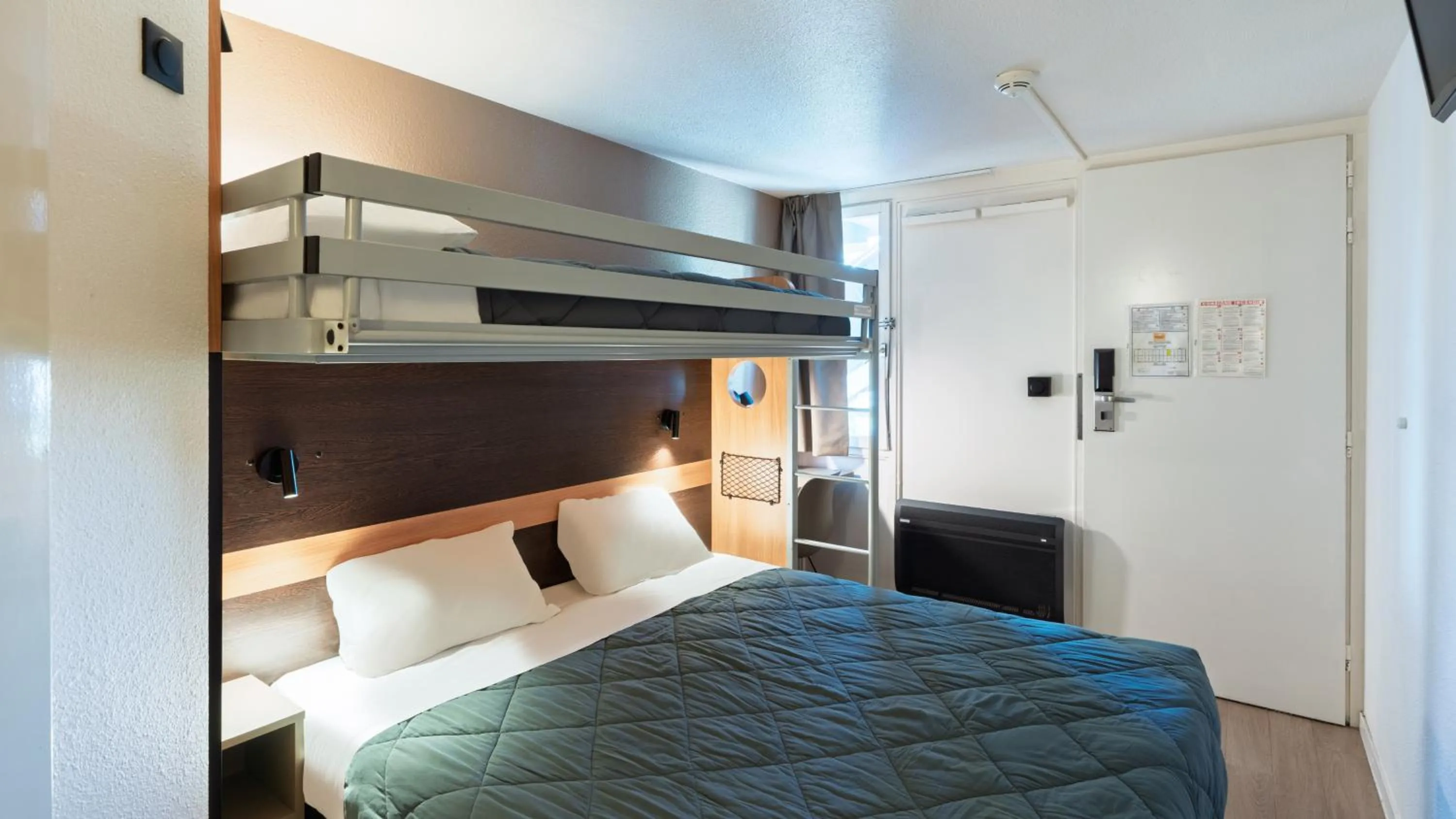 Bed in Premiere Classe Bordeaux Eysines-Tour de Gassies