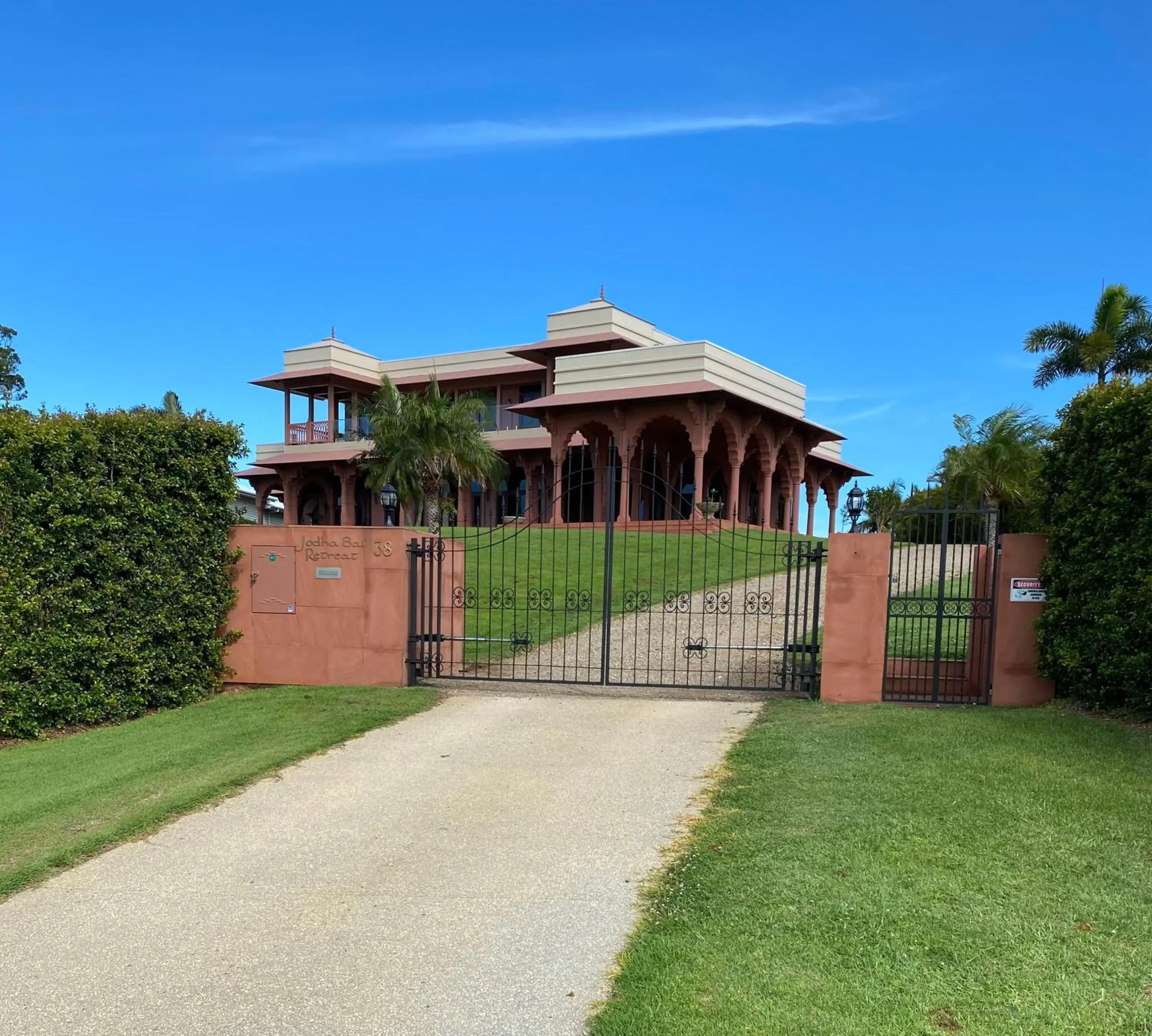 Facade/entrance in Jodha Bai Retreat