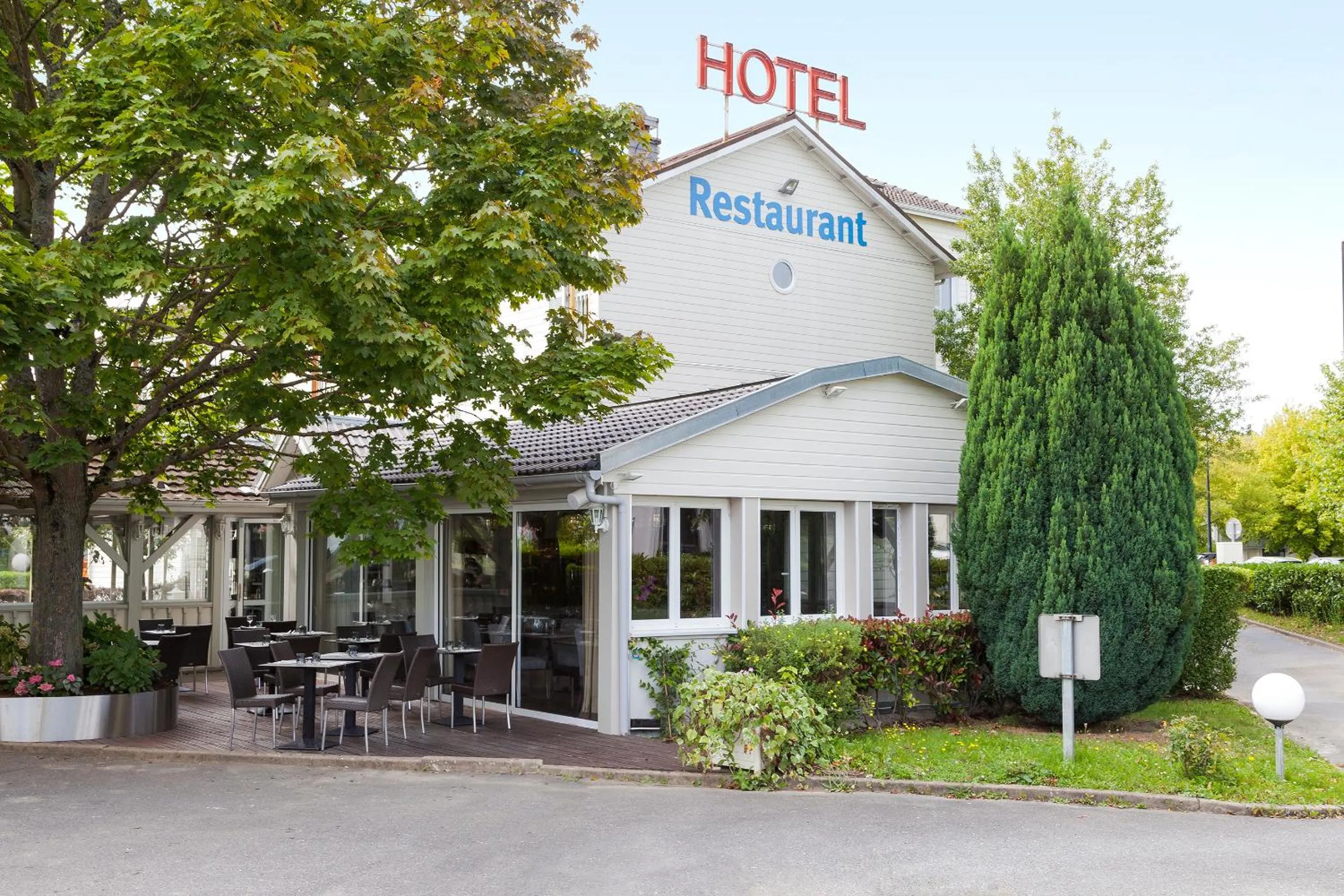 Property building in Hotel Acadie Les Ulis