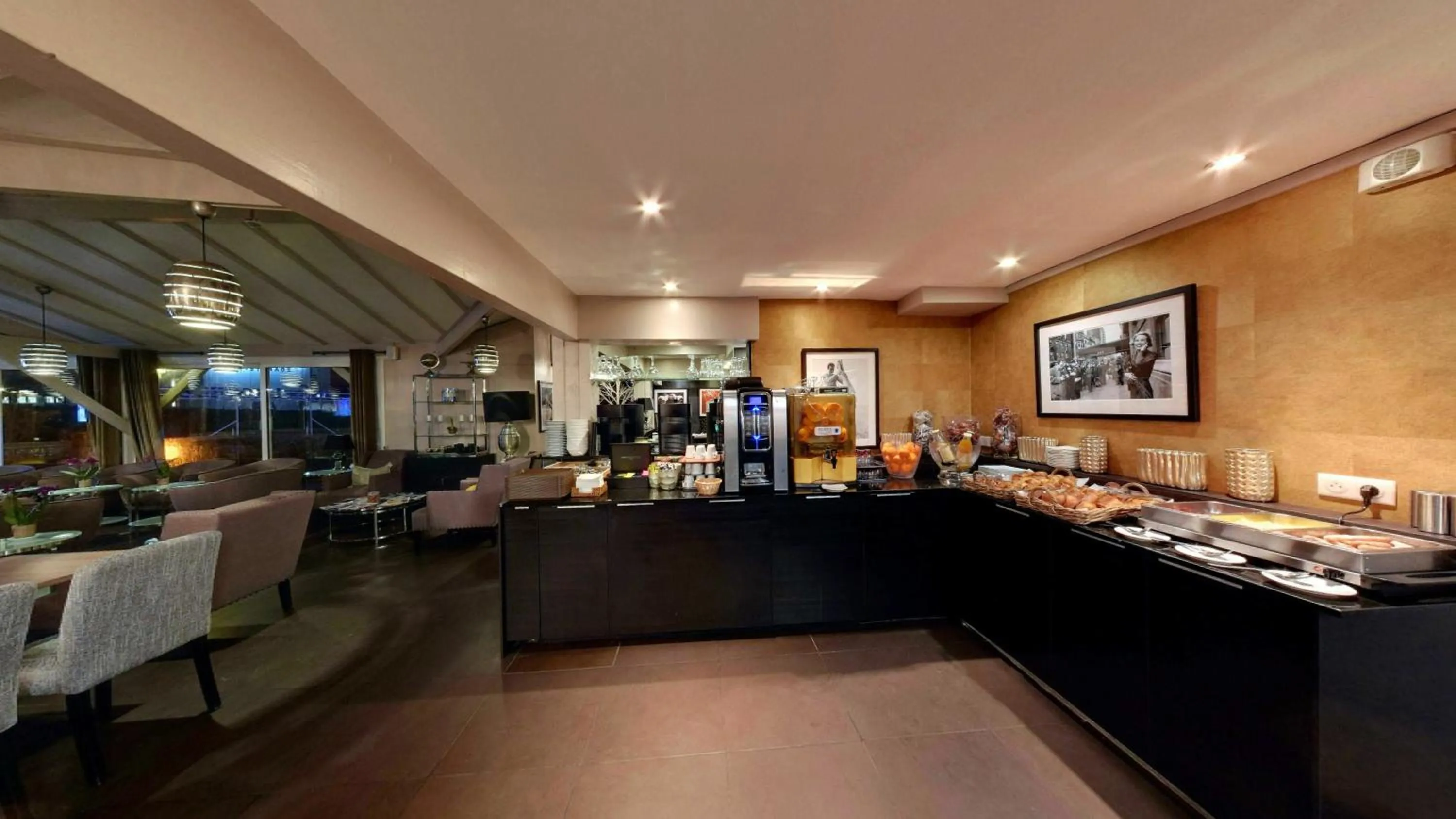 Breakfast in Hotel Acadie Les Ulis